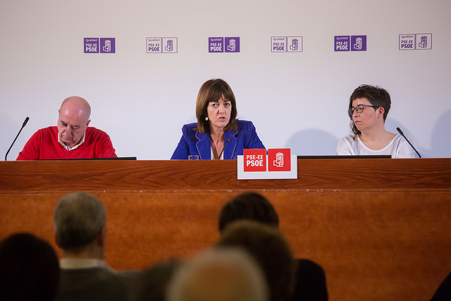 Idoia Mendia, junto a Raúl Arza (UGT) y Loli García (CCOO), en el debate sobre la igualdad salarial que se ha celebrado esta tarde en el Bizkaia Aretoa de la UPV-EHU en Bilbao | Foto: Socialistas Vascos.