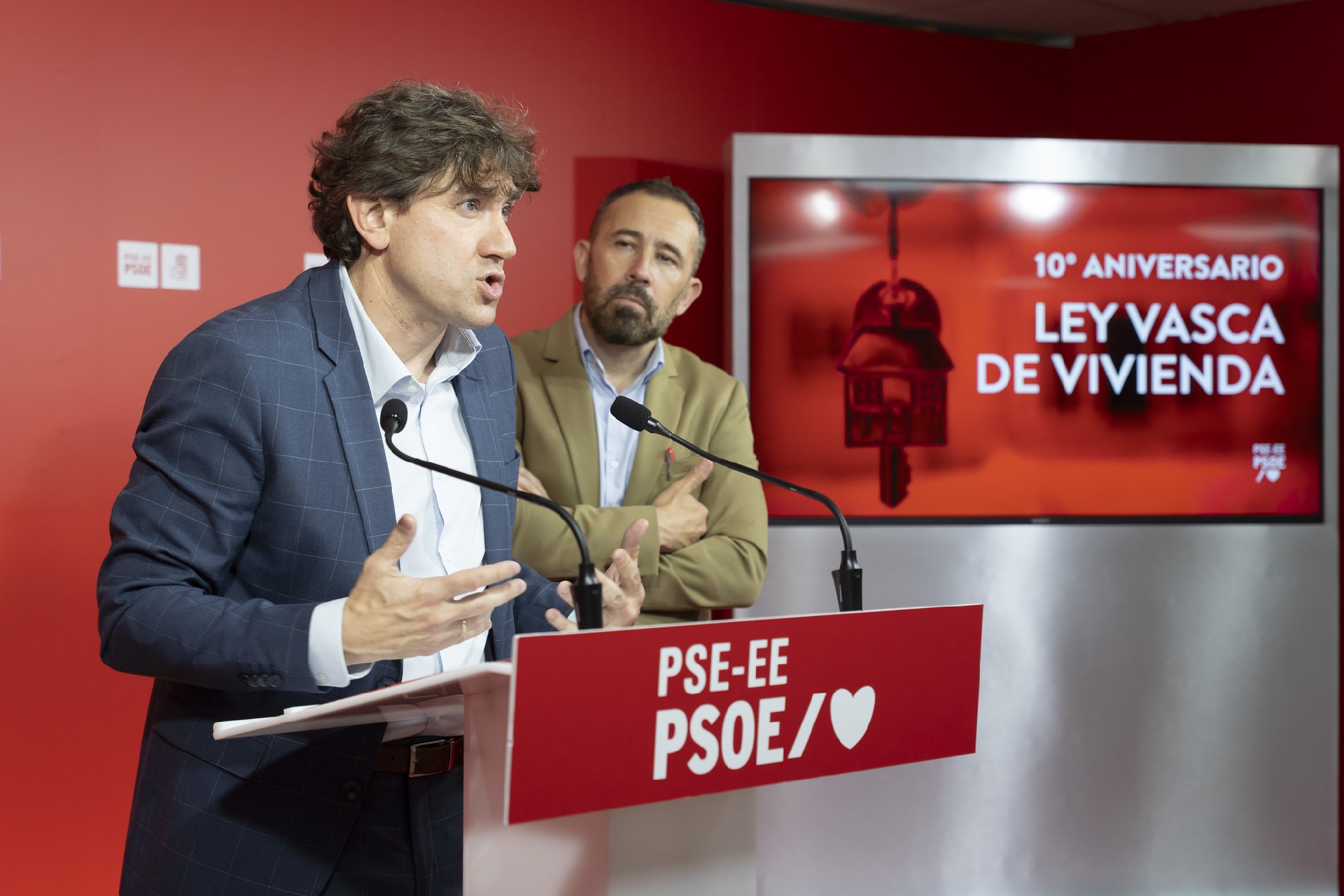 El Secretario General del PSE-EE, Eneko Andueza, acompañado por el consejero de Vivienda, Denis Itxaso, en la rueda de prensa para hacer balance de los diez años de la Ley vasca de Vivienda | Foto: Socialistas Vascos