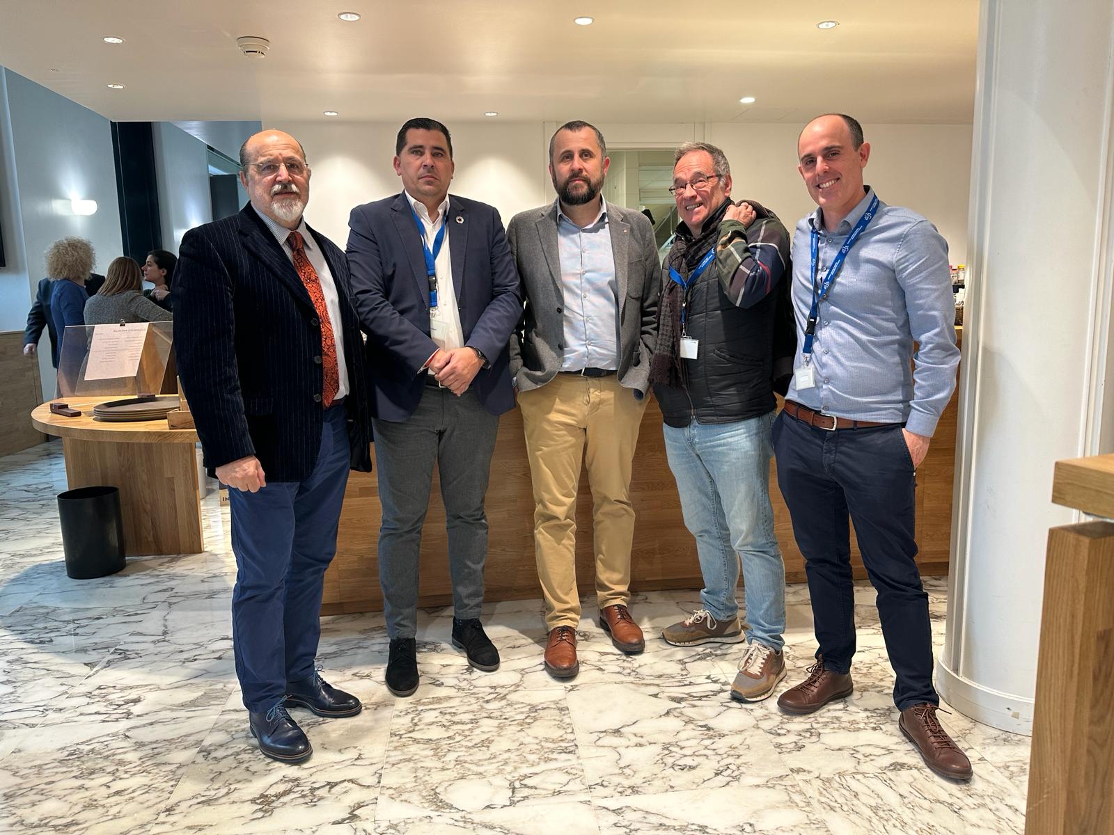 Daniel Senderos, junto a los parlamentarios Txarli Prieto y Alberto Alonso, Antxon Olabe y Mikel González de Egino.