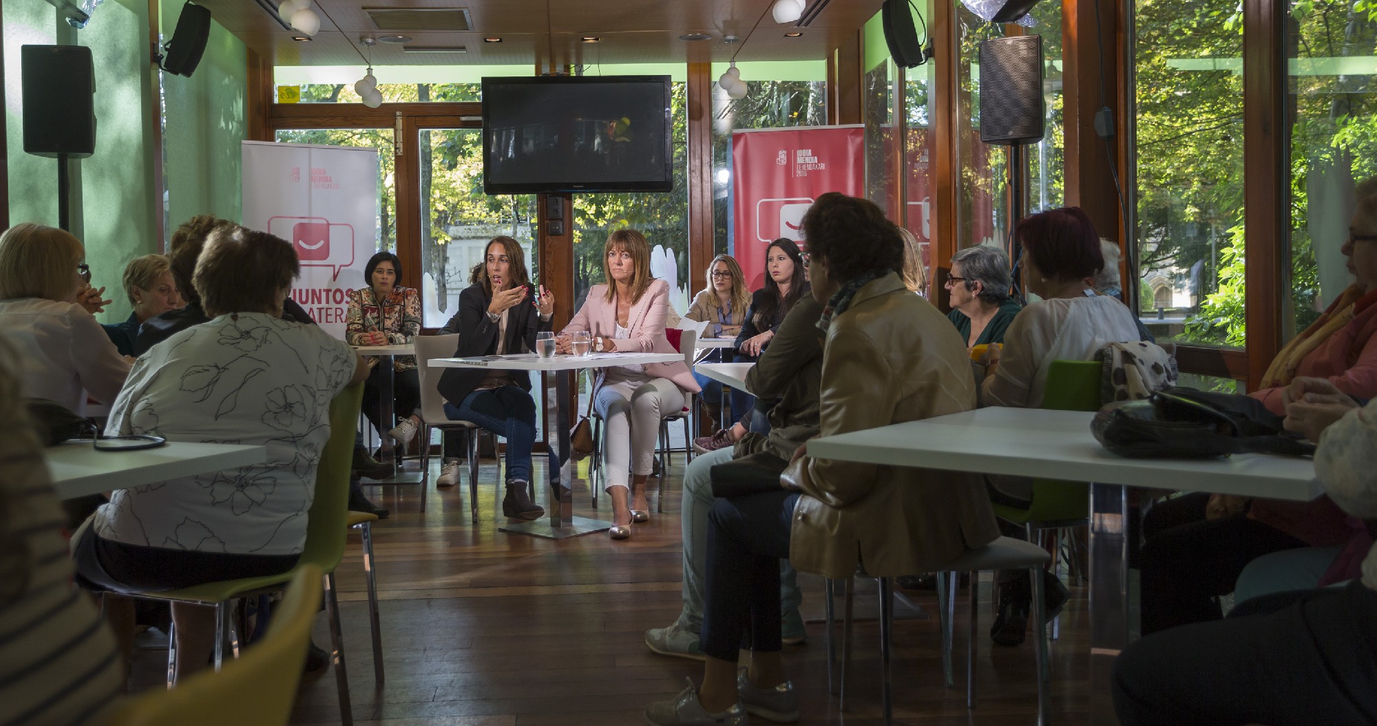 Idoia Mendia y Natalia Rojo con un grupo de mujeres en Vitoria-Gasteiz