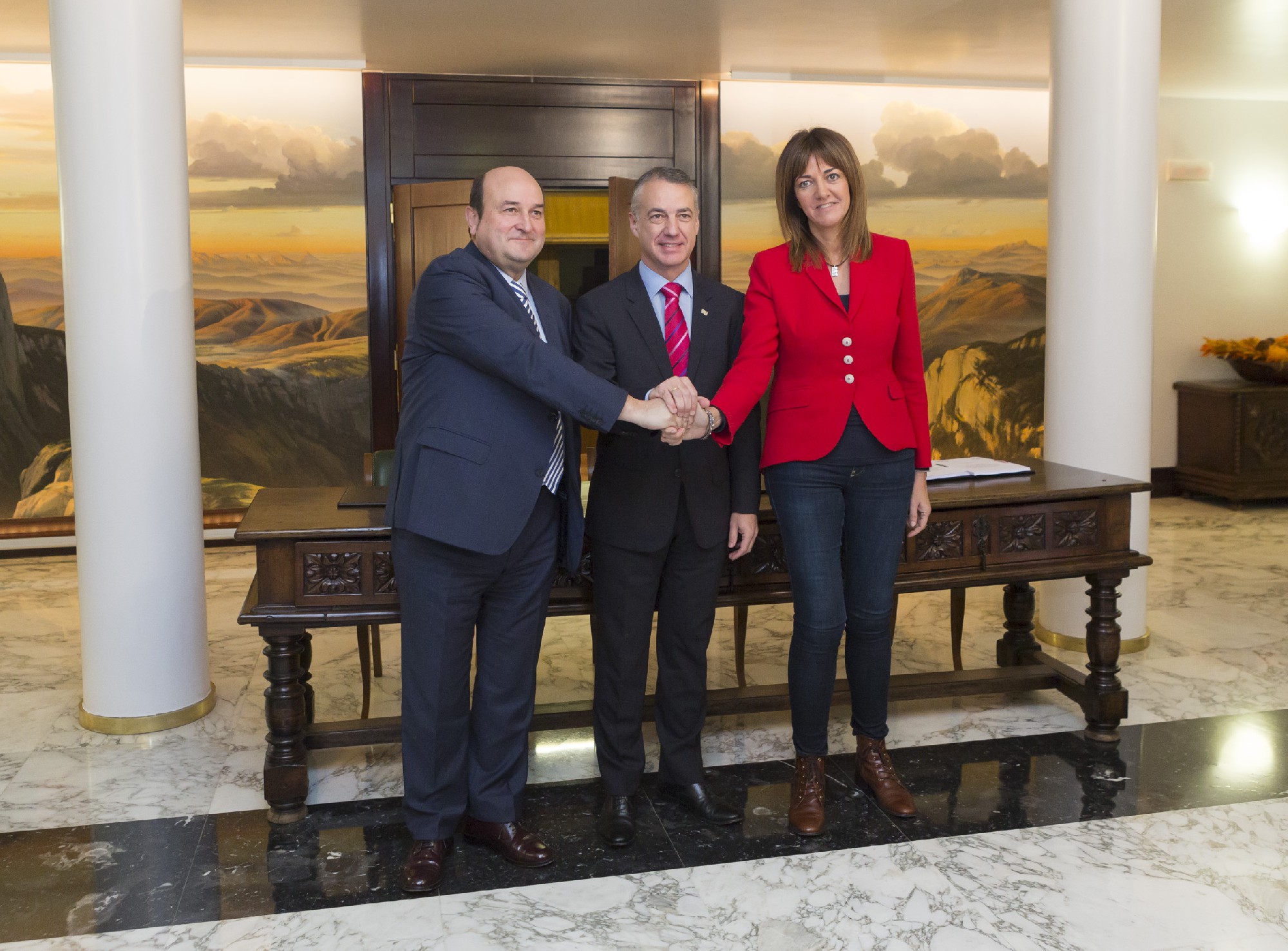 Idoia Mendia, Iñigo Urkullu y Andoni Ortuzar firman el acuerdo para formar un gobierno de coalición entre PSE-EE y EAJ-PNV FOTO: Socialistas Vascos