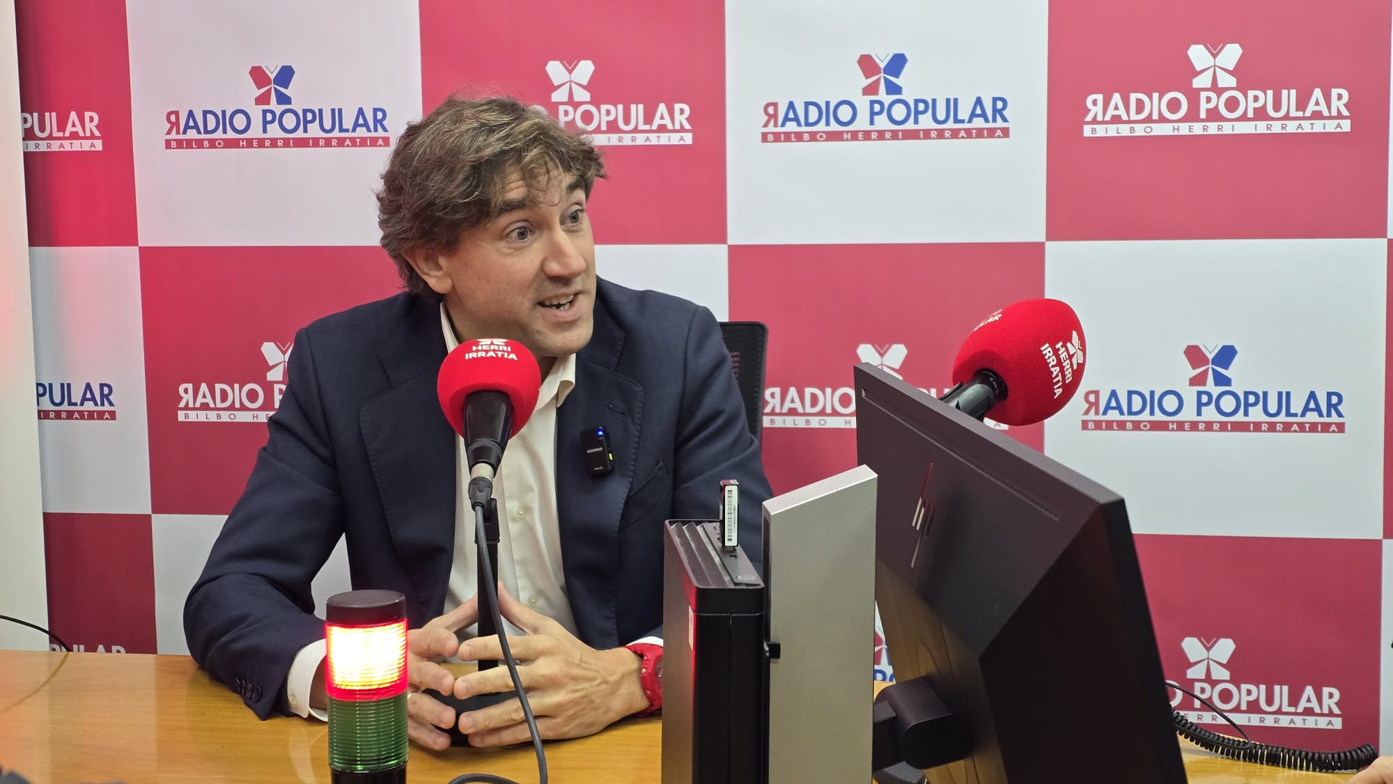 El Secretario General del PSE-EE, Eneko Andueza, durante la entrevista en Radio Popular | Foto: Socialistas Vascos