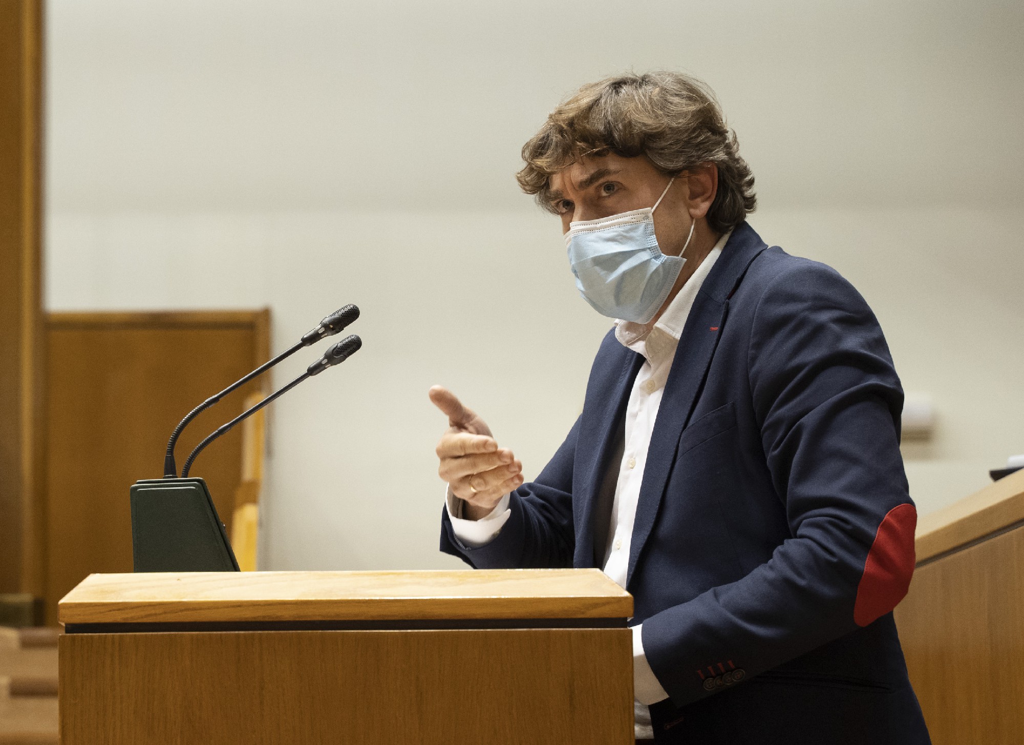 Eneko Andueza interviene en el debate sobre 'ongi etorri' celebrado en el Parlamento Vasco. Foto: Socialistas Vascos