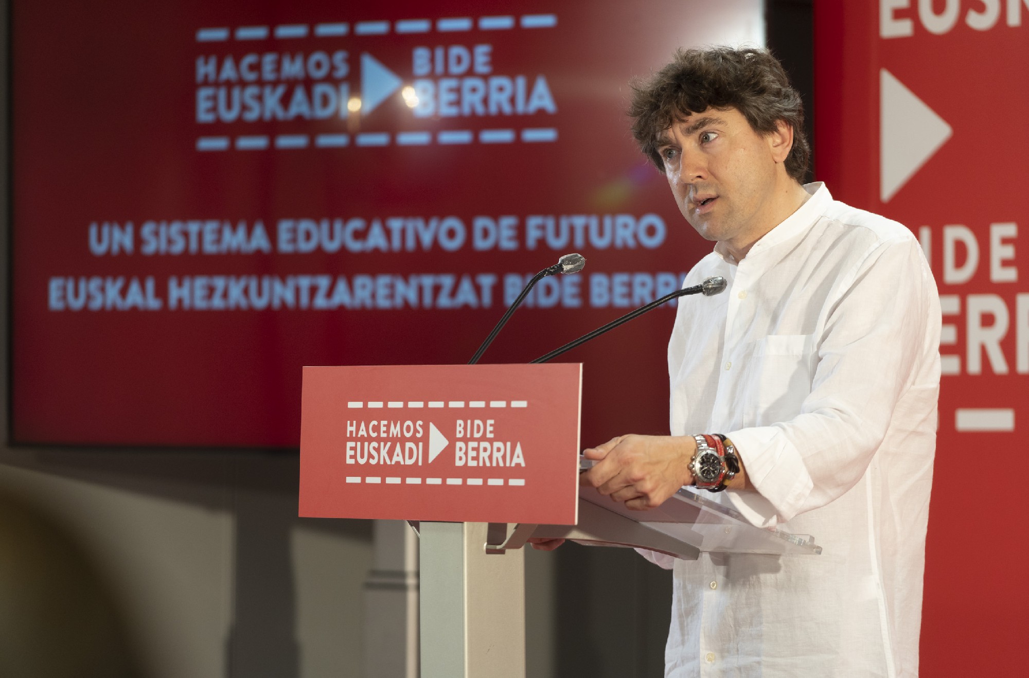 El Secretario General del PSE-EE, Eneko Andueza, interviene en la apertura de la jornada sobre el sistema educativo vasco | Foto: Socialistas Vascos