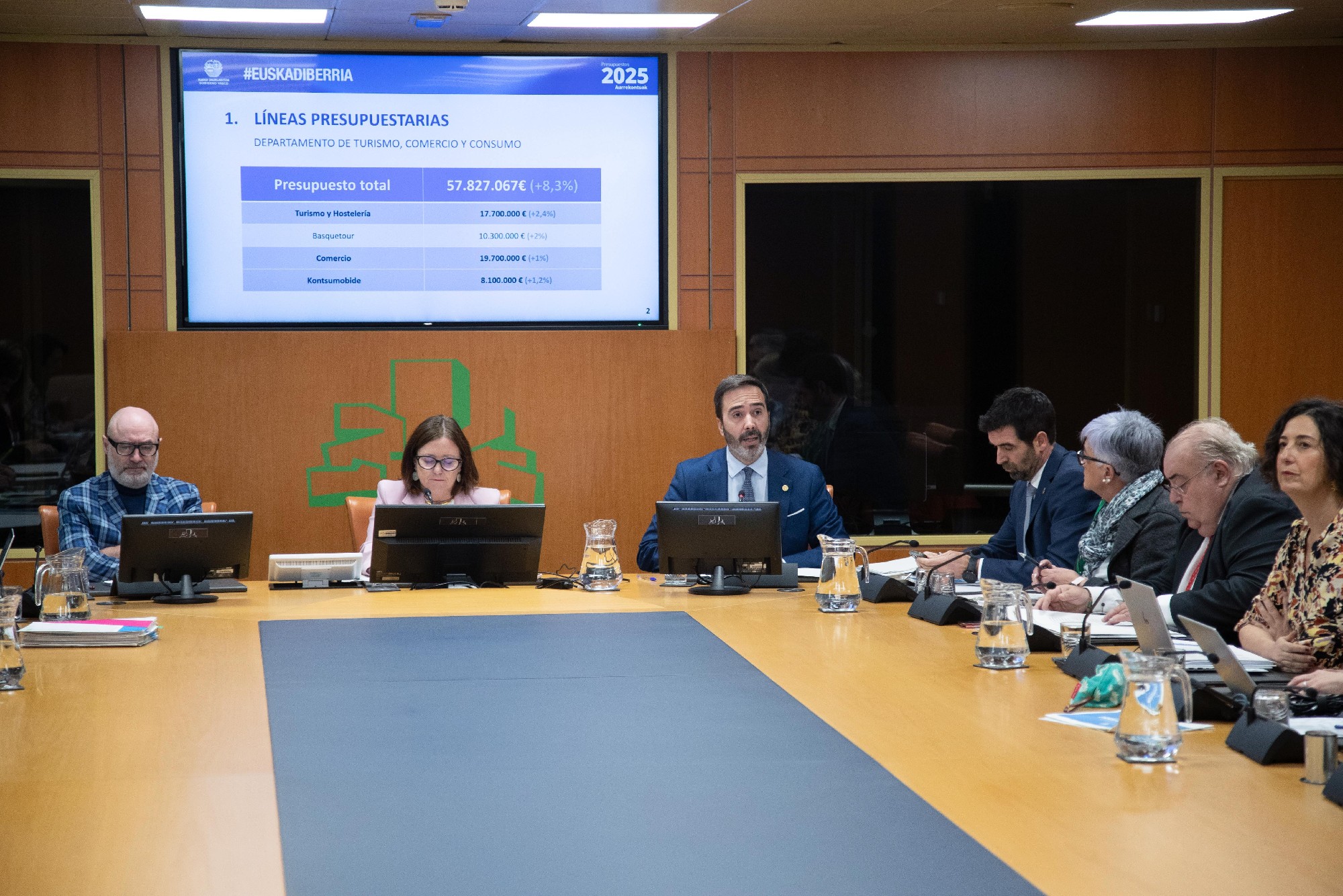 El consejero de Turismo, Comercio y Consumo, Javier Hurtado, presentando el presupuesto de su departamento para 2025 | Foto: Parlamento Vasco