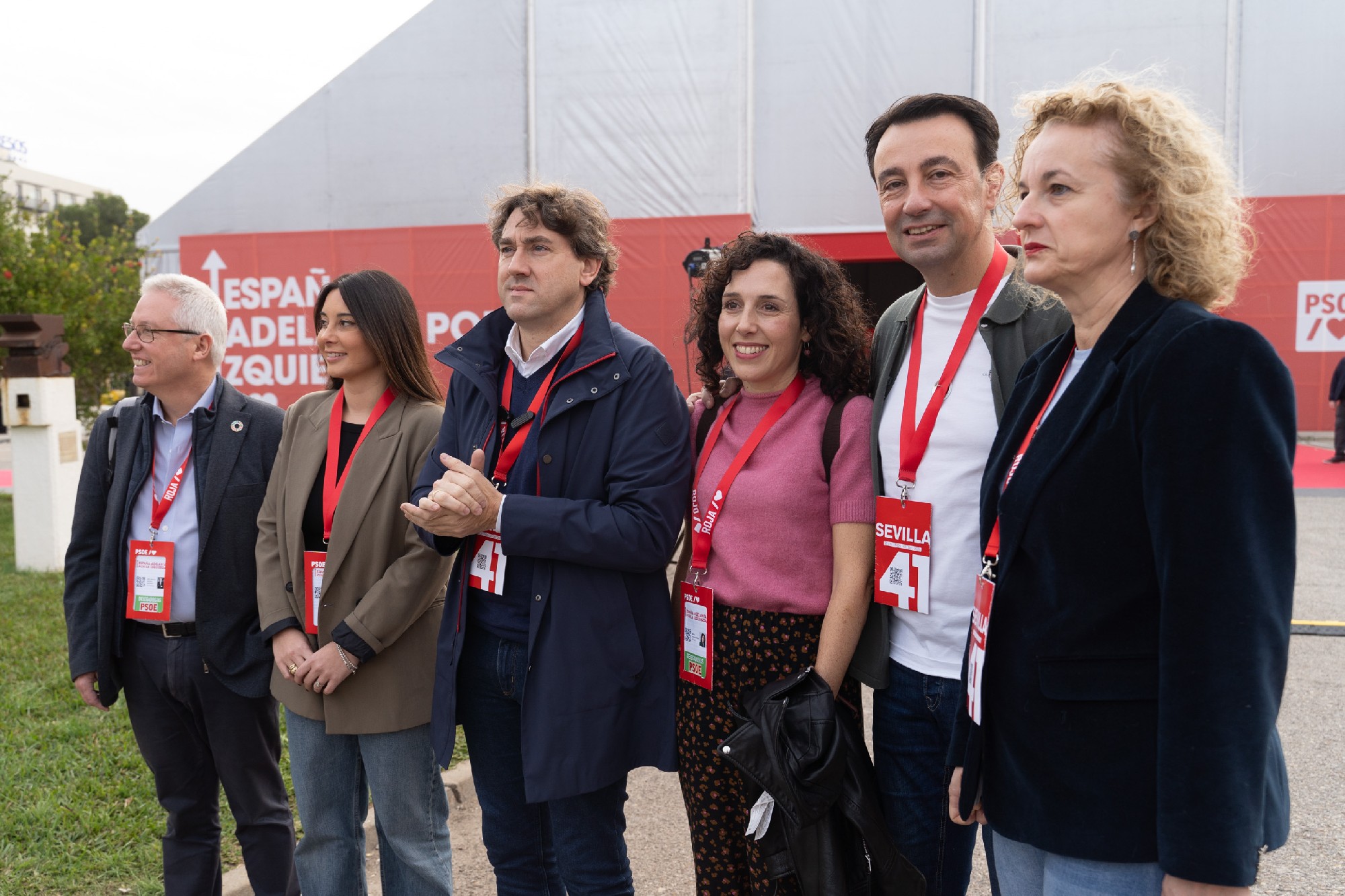 El Secretario General del PSE-EE, Eneko Andueza, acompañado por las nuevas integrantes de la Comisión Ejecutiva Federa de PSOE, Aroa Jilete y Nora Abete, y por los Secretarios Generales del PSE-EE en Álava, Bizkaia y Gipuzkoa, Cristina González, Mikel Torres y José Ignacio Asensio | Foto: Socialistas Vascos