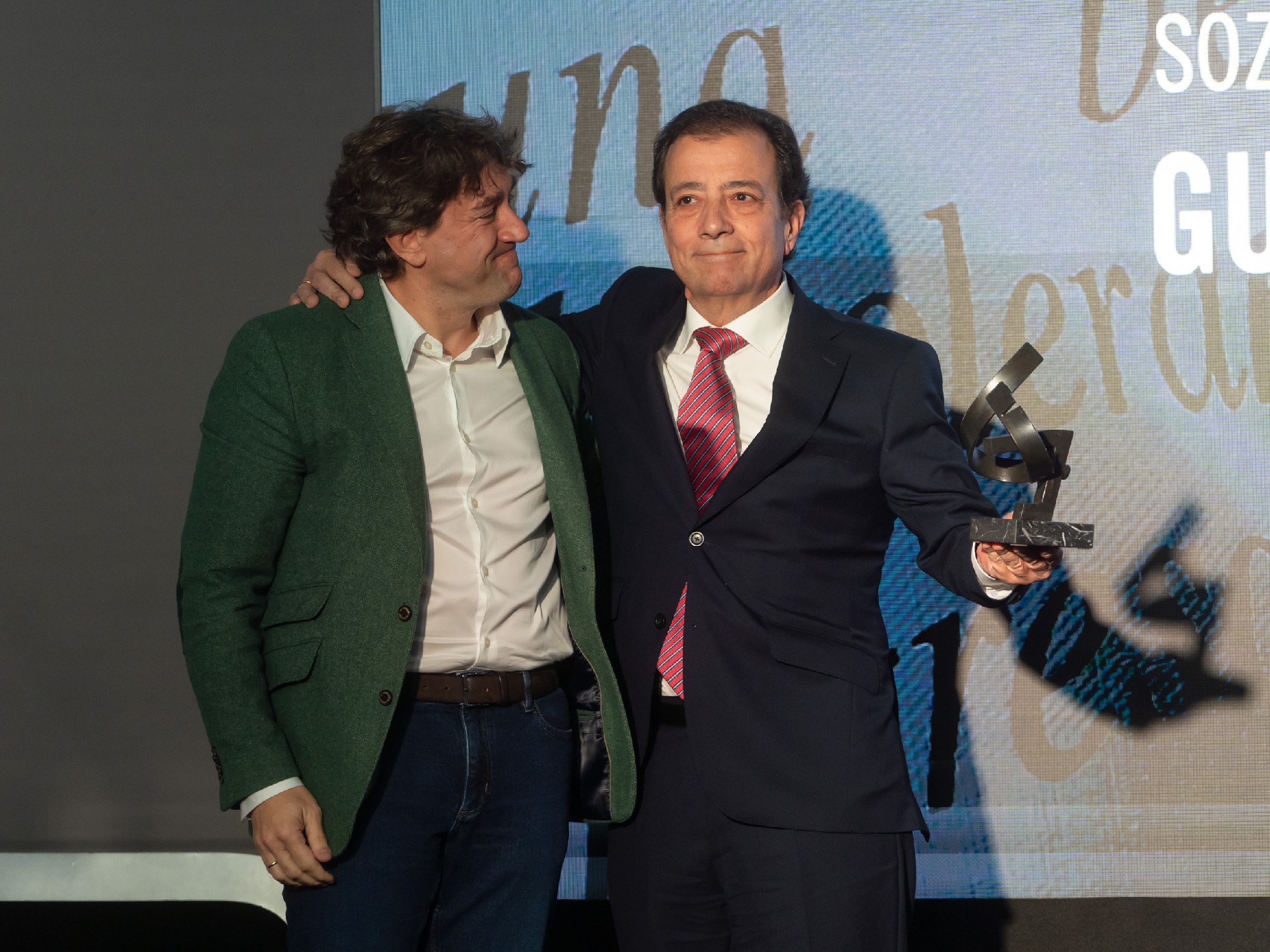 El Secretario General del PSE-EE, Eneko Andueza, junto al expresidente de Extremadura, Guiilermo Fernández Vara, en la entrega de los XVII Premios Ramón Rubial | Foto: Socialistas Vascos