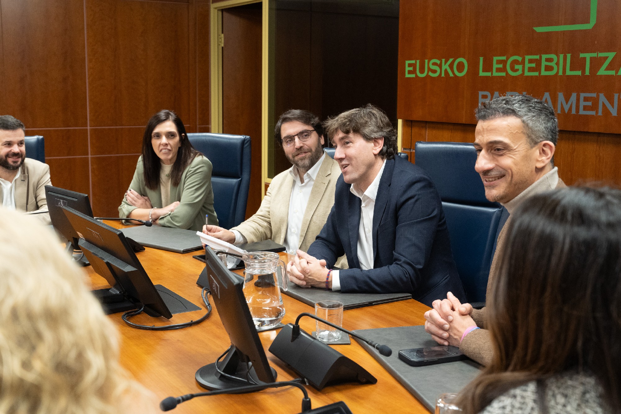 El Secretario General del PSE-EE, Eneko Andueza, junto al presidente del Grup Parlamentari Socialistes i Units per Avançar en el Parlament de Catalunya, Ferran Pedret, y la portavoz del mismo, Elena Díaz, durante el encuentro mantenido en el Parlamento Vasco | Foto. Socialistas Vascos 