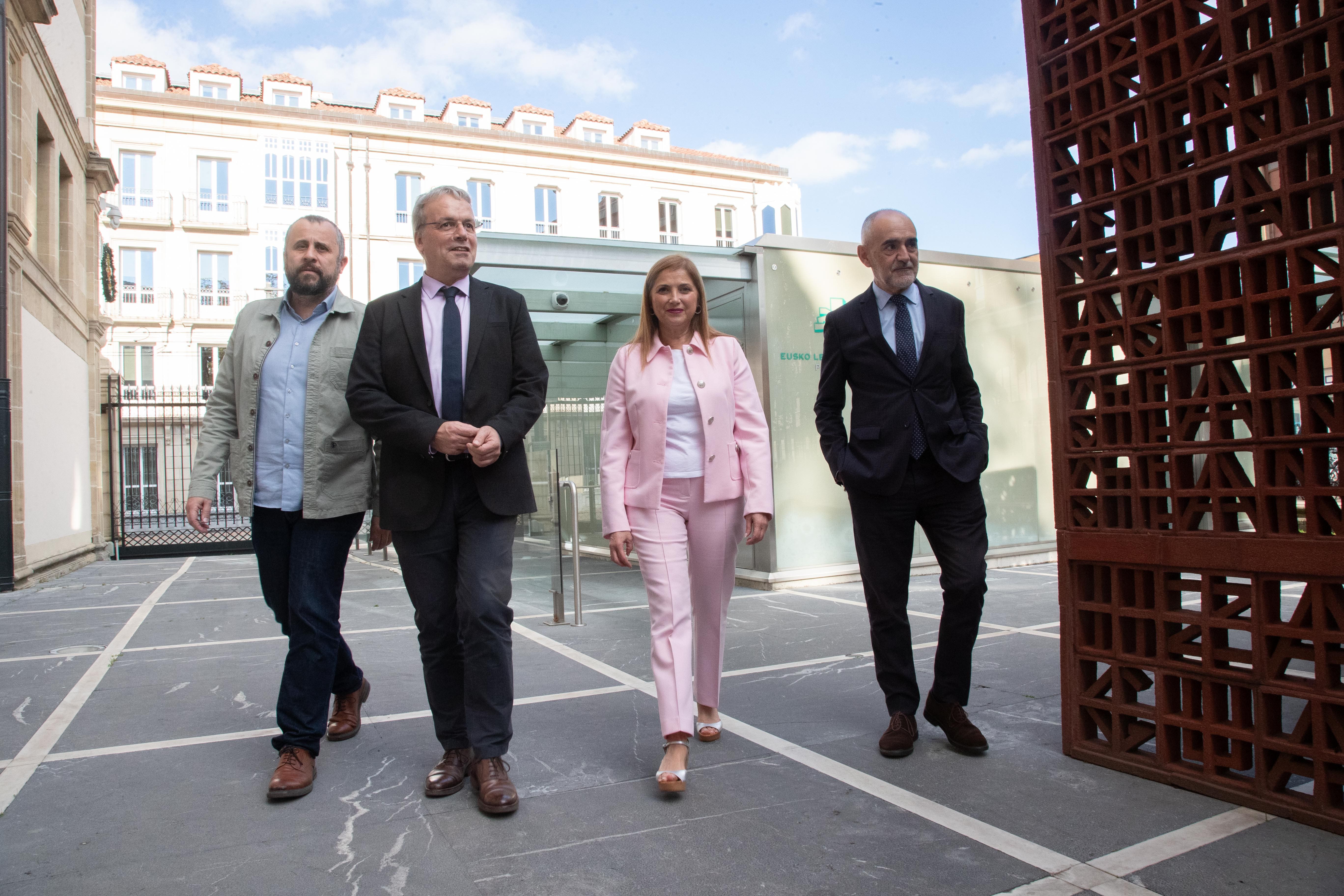 La consejera de Justicia y Derechos Humanos, María Jesús San José, entrando al Parlamento Vasco junto al viceconsejero de Justicia, Alfonso Gómez, el de Derechos Humanos y Memoria, Alfredo Retortillo, y el director del Instituto de la Memoria, la Convivencia y los Derechos Humanos, Alberto Alonso | Foto: Parlamento Vasco