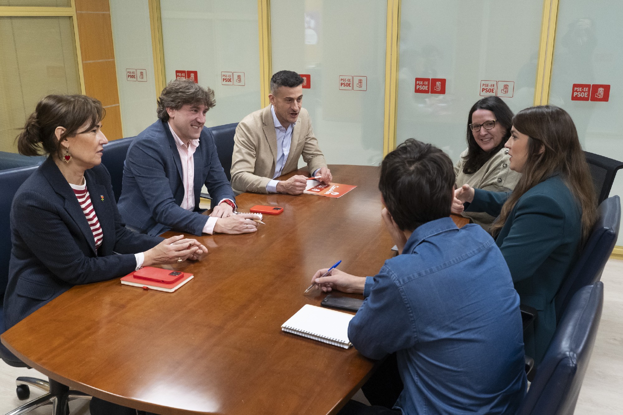 El Secretario General del PSE-EE, Eneko Andueza, acompañado por la Secretaria de Política Institucional, Begoña Gil, y el Secretario de Política Autonómica y Políticas Públicas, Ekain Rico, en la reunión mantenida con la dirección de Sumar Mugimendua | Foto: Socialistas Vascos