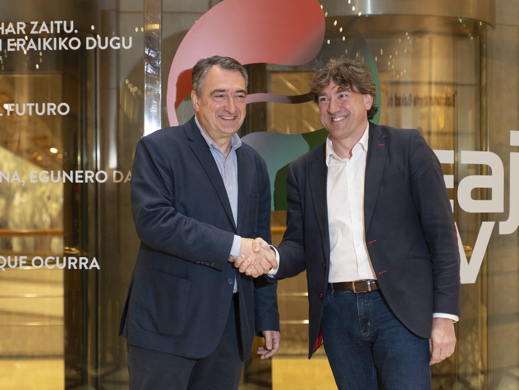 El Secretario General del PSE-EE, Eneko Andueza, saludando al presidente del PNV, Aitor Esteban, antes de la reunión mantenida en Sabin Etxea | Foto: Socialistas Vascos