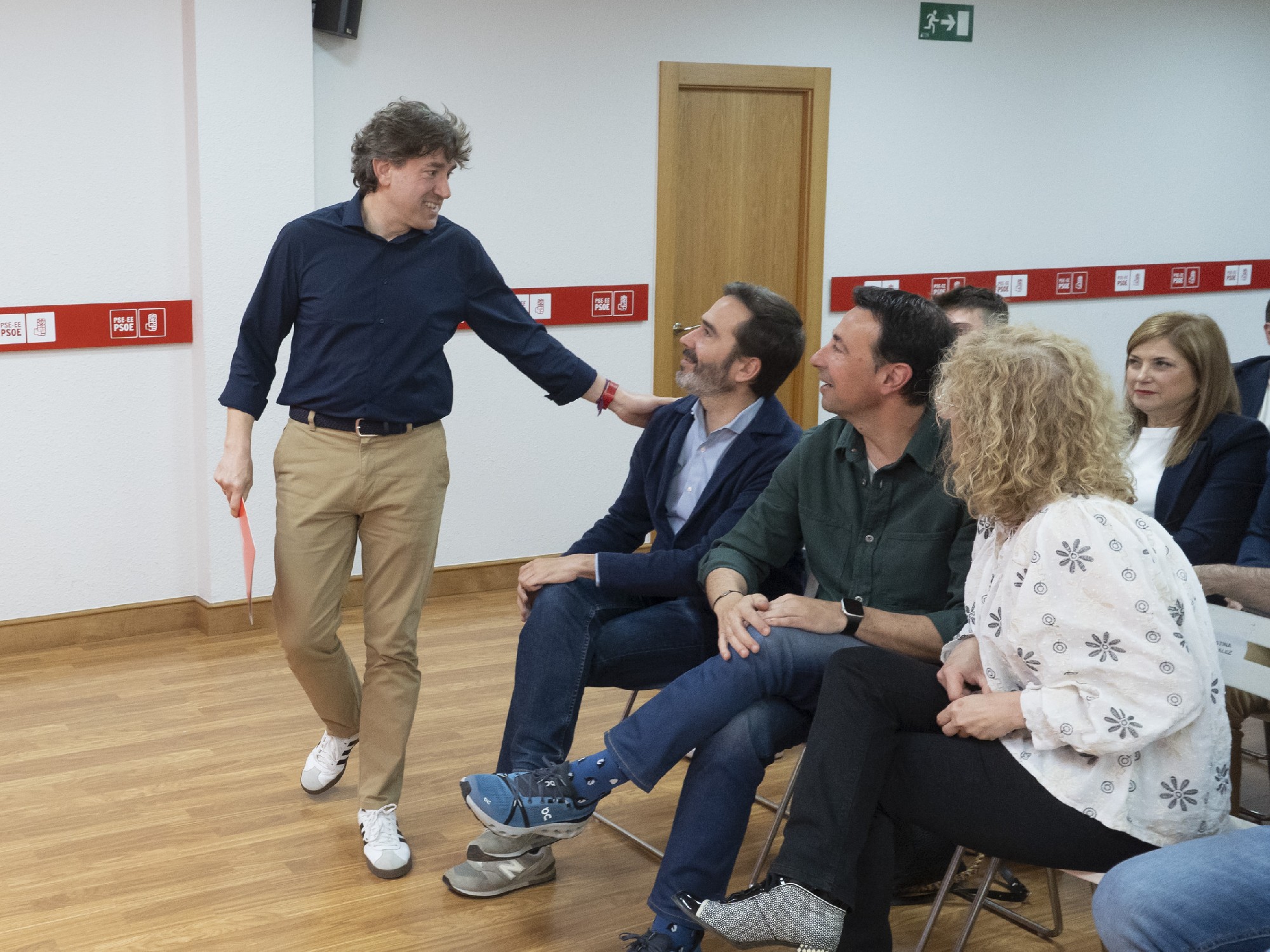 El Secretario General del PSE-EE, Eneko Andueza, saludando a varios miembros de la Comisión Ejecutiva tras la reunión mantenida | Foto: Socialistas Vascos