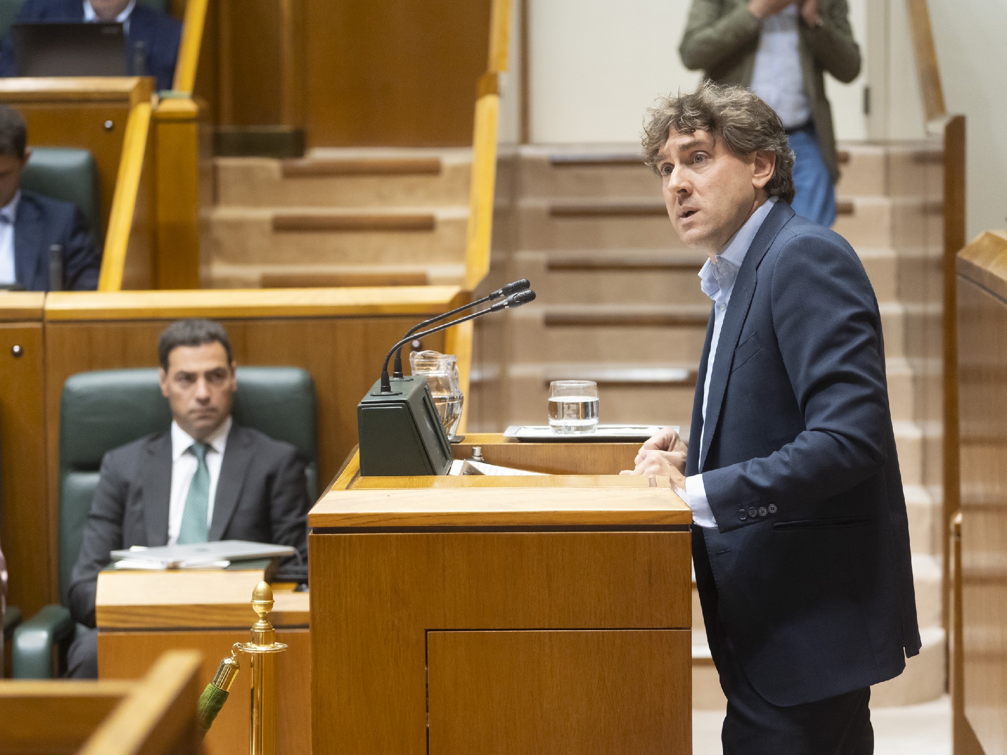 El Secretario General del PSE-EE, Eneko Andueza, durante el pleno monográfico sobre política económica e industrial | Foto: Socialistas Vascos