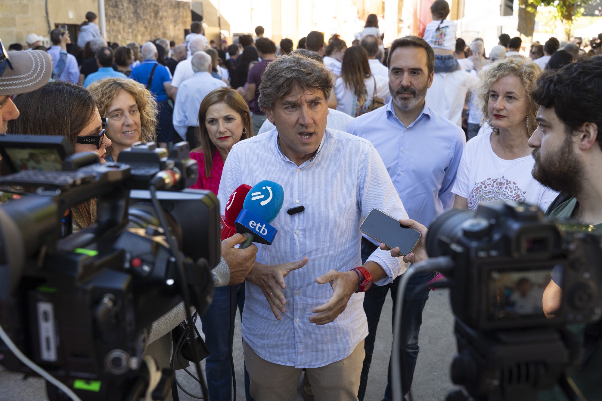 El Secretario General del PSE-EE, Eneko Andueza, junto a dirigentes y cargos socialistas en la Fiesta de la Vendimia celebrada en Leza | Foto: Socialistas Vascos