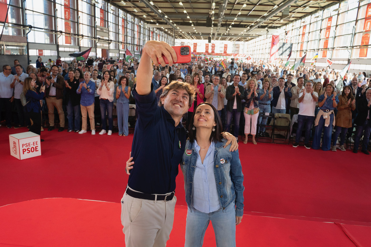 El Secretario General del PSE-EE, Eneko Andueza, haciéndose un "selfie" con la Secretaria de Organización del PSOE, Rebeca Torró, en la Fiesta de la Rosa celebrada en Durango | Foto: Socialistas Vascos