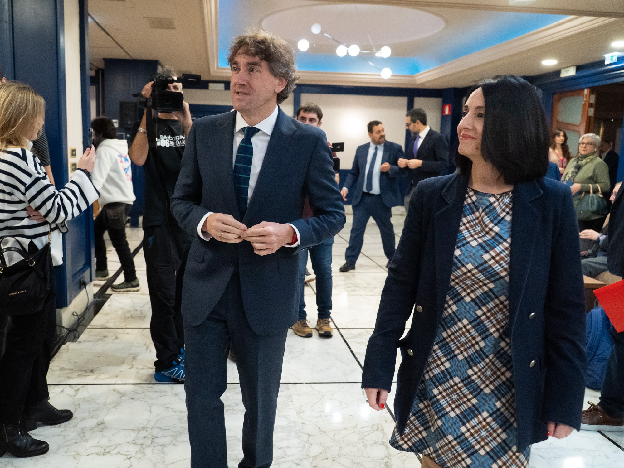 El Secretario General del PSE-EE, Eneko Andueza, acompañado por la Secretaria de Organización del PSOE, Rebeca Torró, en la entrada del Fórum Europa-Tribuna Euskadi | Foto: Socialistas Vascos