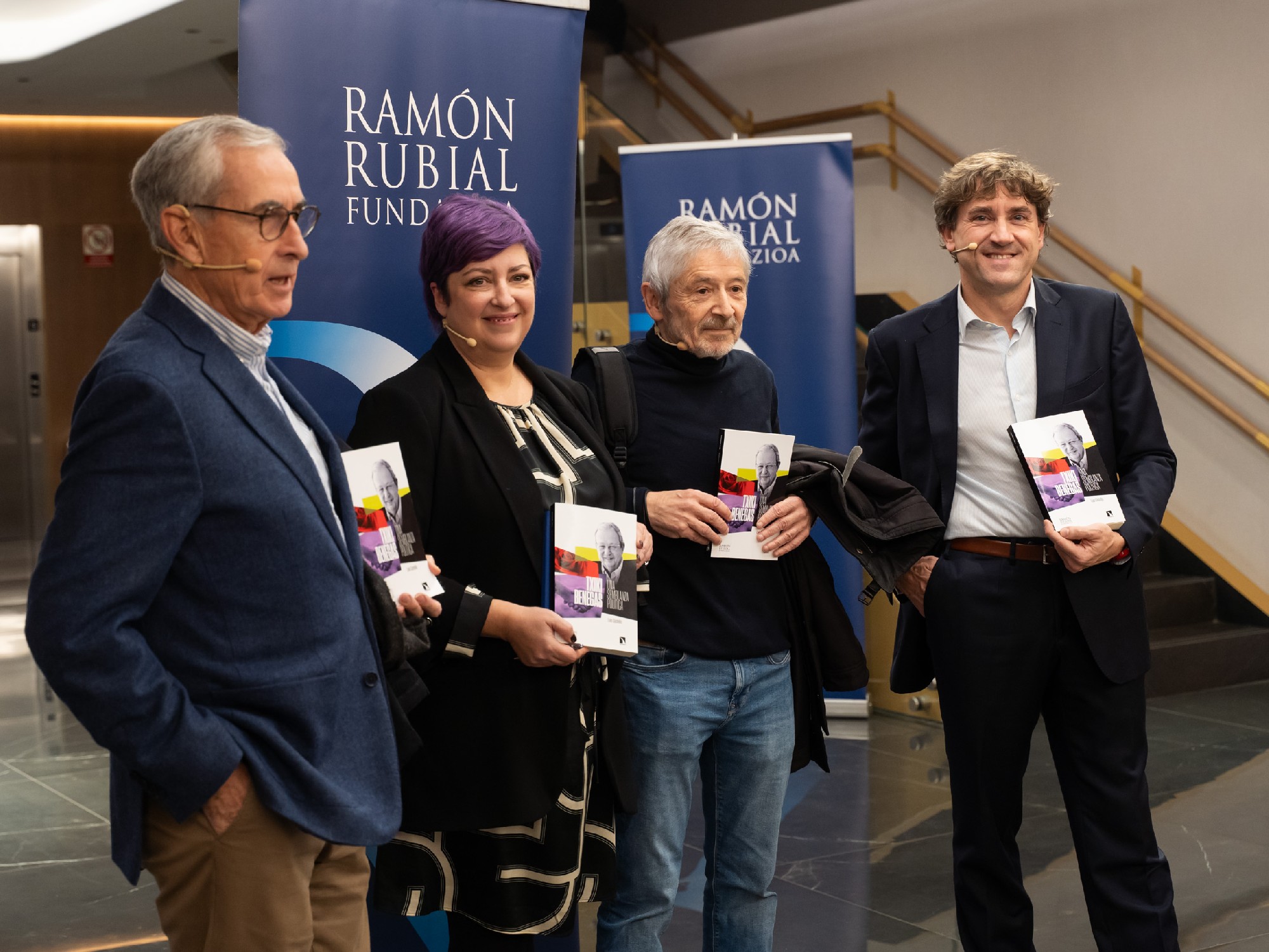   El Secretario General del PSE-EE, Eneko Andueza, acompa&ntilde;ado por Ram&oacute;n J&aacute;uregui, Eider Gardiazabal y Luis Castells en la presentaci&oacute;n del libro &ldquo;Txiki Benegas. Una semblanza pol&iacute;tica&rdquo; | Foto: Socialistas Vascos 