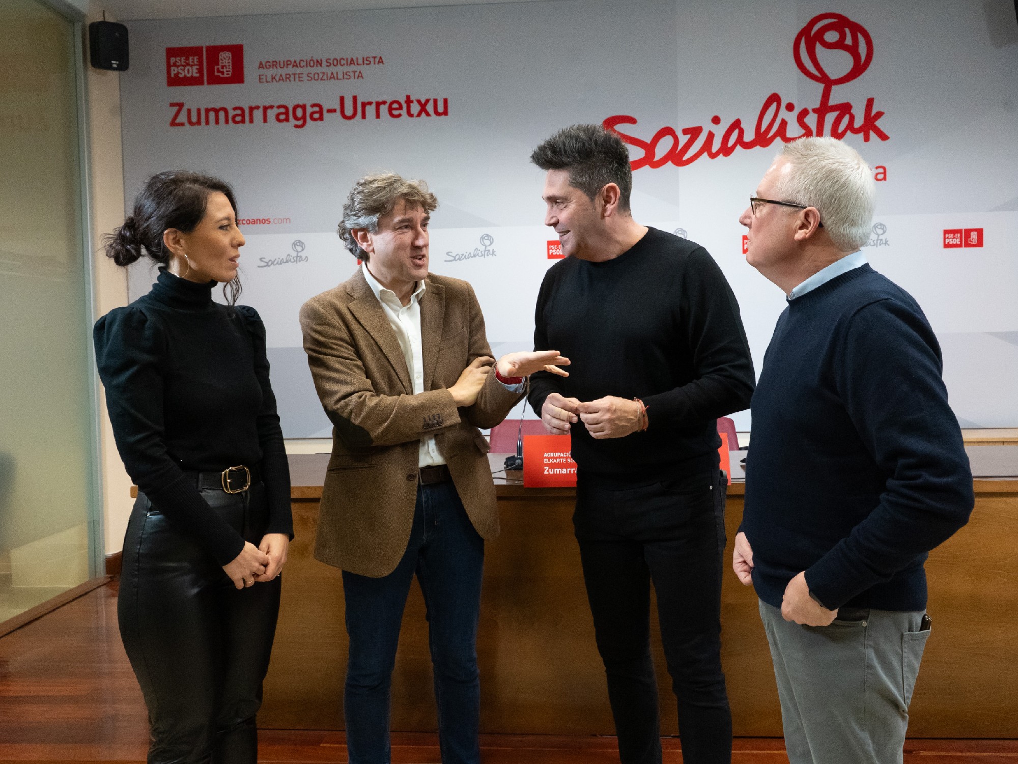 El Secretario General del PSE-EE, Eneko Andueza, conversando con la diputada foral Azahara Dom&iacute;nguez, el alcalde de Zumarraga, Mikel Serrano, y el Secretario General del PSE-EE de Gipuzkoa, Jos&eacute; Ignacio Asensio | Foto: Socialistas Vascos