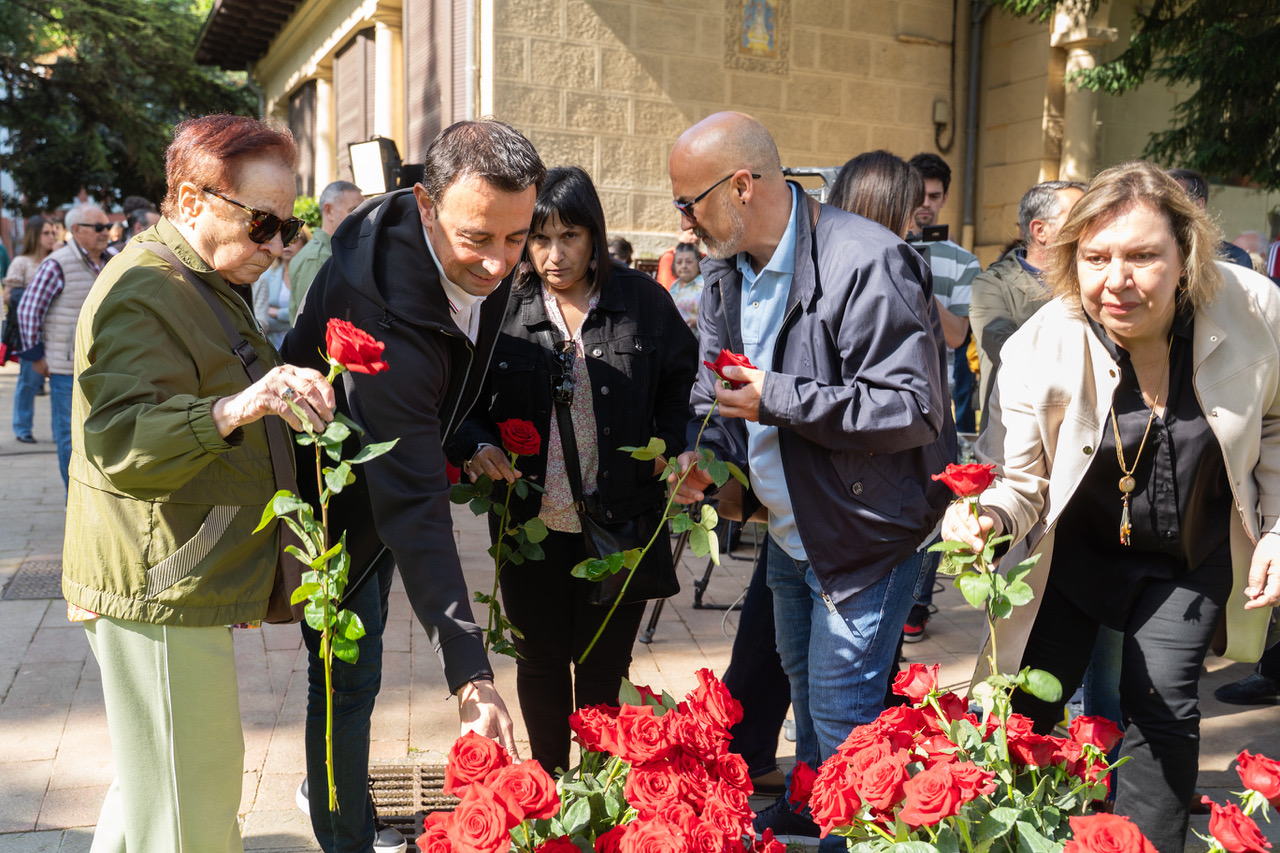 El Secretario General del PSE-EE de Bizkaia y vicelehendakari, Mikel Torres, junto a la alcaldesa de Portugalete, Mari Jos&eacute; Blanco, en el acto homenaje con motivo del 39 aniversario del atentado contra la Casa del Pueblo de la localidad jarrillera | Foto: Socialistas Vascos