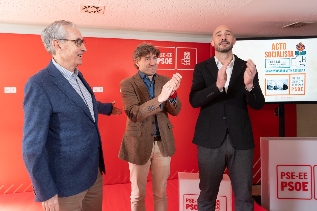 El Secretario General del PSE-EE, Eneko Andueza, junto a Ram&oacute;n J&aacute;uregui y el alcalde de Eibar, Jon Iraola, en el acto de recuerdo del 50 aniversario del mitin del PSOE del 15 de febrero de 1976 en la localidad armera | Foto: Socialistas Vascos
