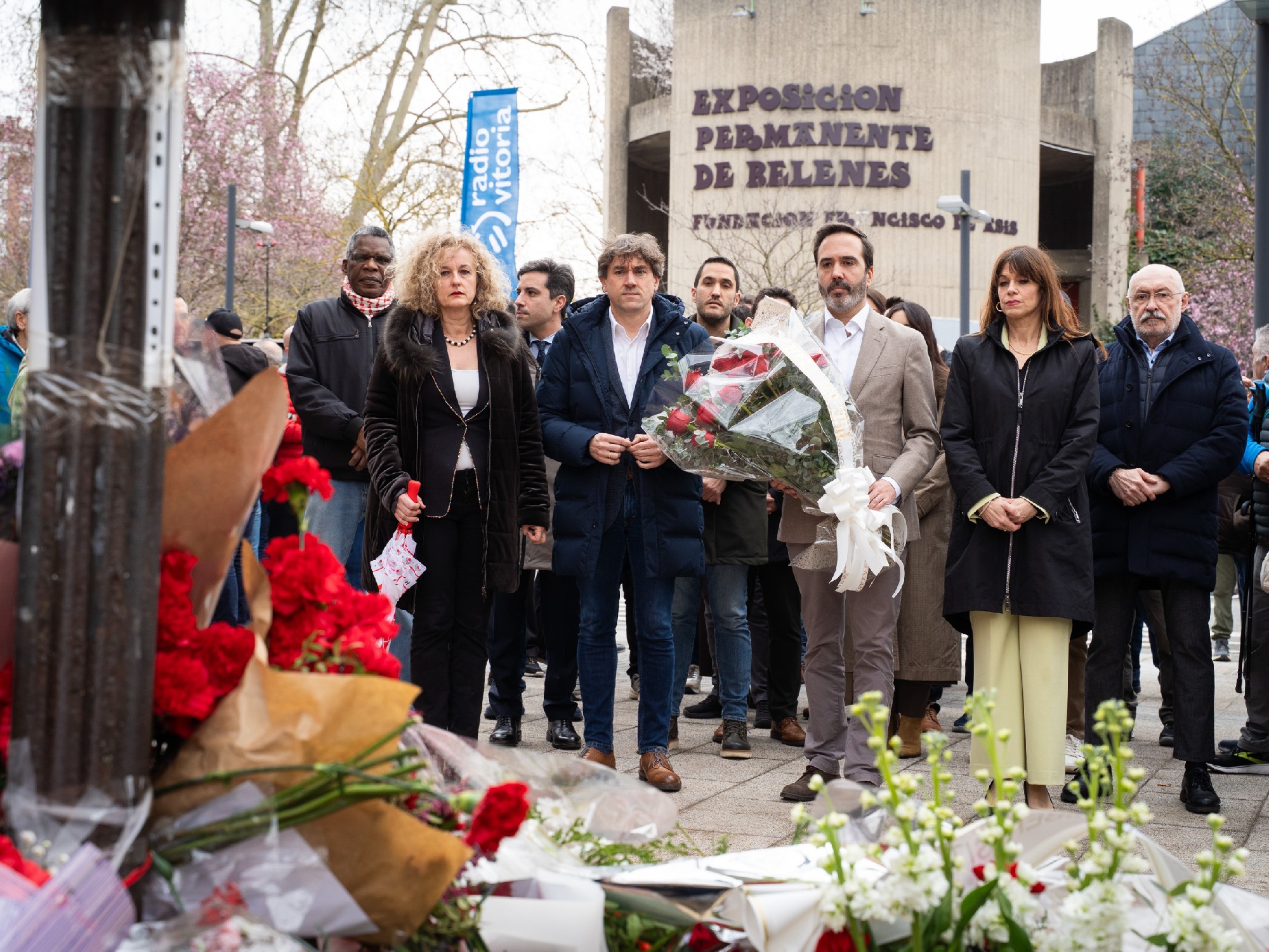 La delegaci&oacute;n socialista encabezada por el Secretario General alav&eacute;s, Javier Hurtado, el Secretario General del PSE-EE, Eneko Andueza, la Presidenta del PSE-EE, Cristina Gonz&aacute;lez y la alcaldesa de Vitoria-Gasteiz, Maider Etxebarria, durante el homenaje por el 3 de Marzo | Foto: Socialistas Vascos