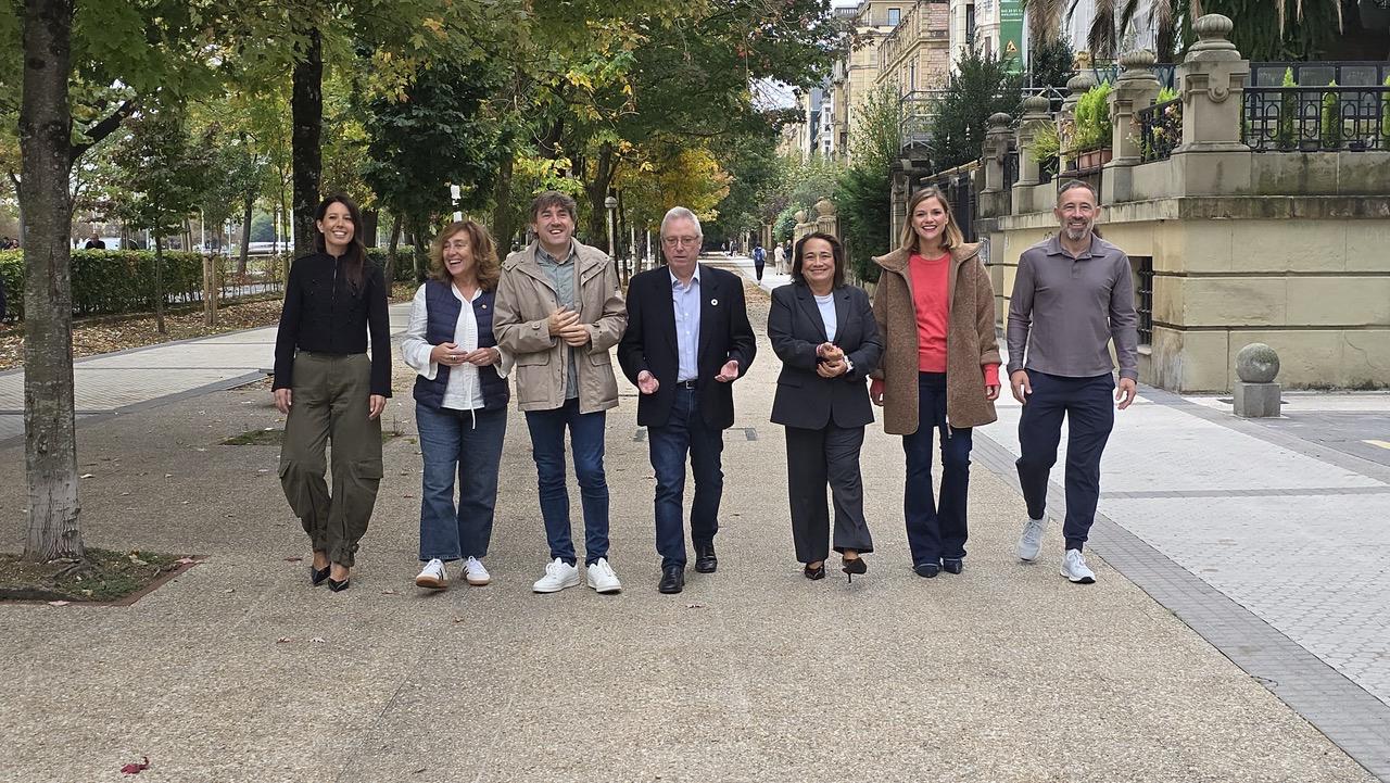 El Secretario General del PSE-EE, Eneko Andueza, acompa&ntilde;ado por Azahara Dom&iacute;nguez, Susana Garc&iacute;a Chueca, Jos&eacute; Ignacio Asensio, Rafaela Romero, Ane Oyarbide y Denis Itxaso, antes de la reuni&oacute;n preparatoria de las elecciones generales con cargos guipuzcoanos | Foto: Socialistas Vascos