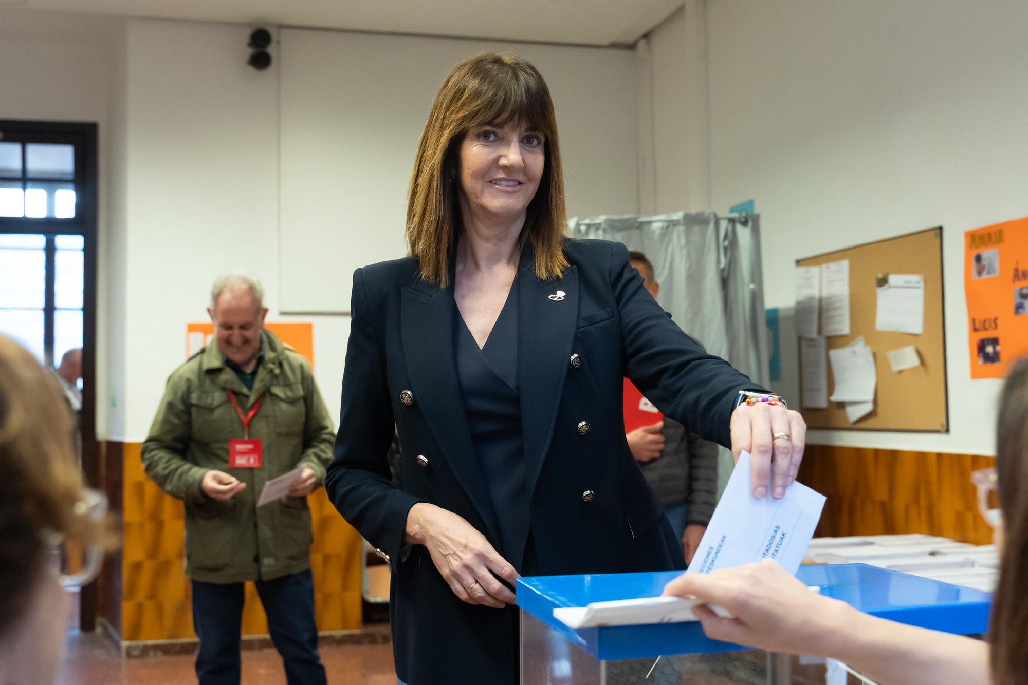 La candidata socialista vasca a las próximas elecciones europeas, Idoia Mendia, votando en su colegio electoral de Bilbao | Foto: Socialistas Vascos