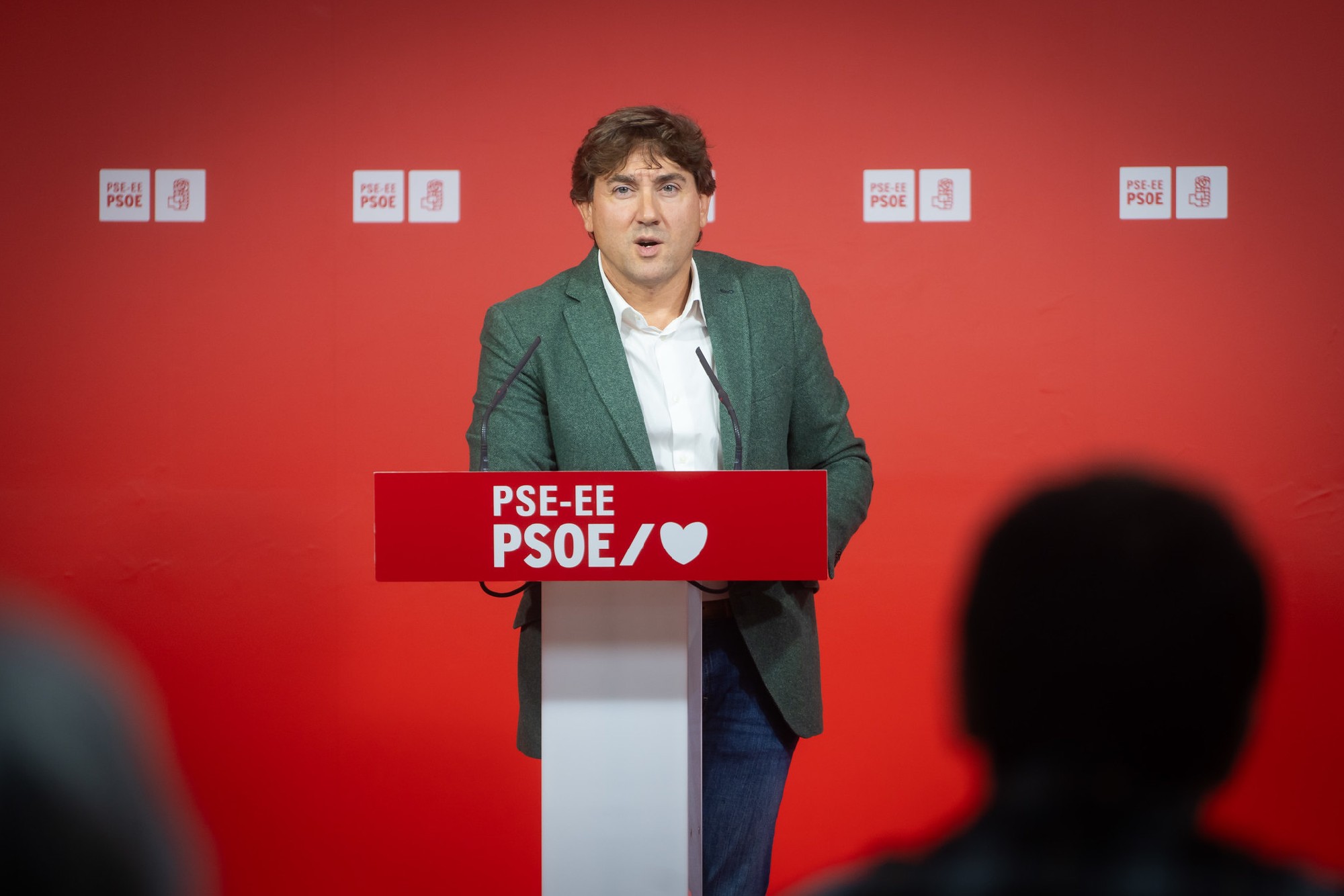 |El Secretario General del PSE-EE, Eneko Andueza, en la rueda de prensa para dar cuenta del desarrollo de la reunión de la Comisión Ejecutiva | Foto: Socialistas Vascos