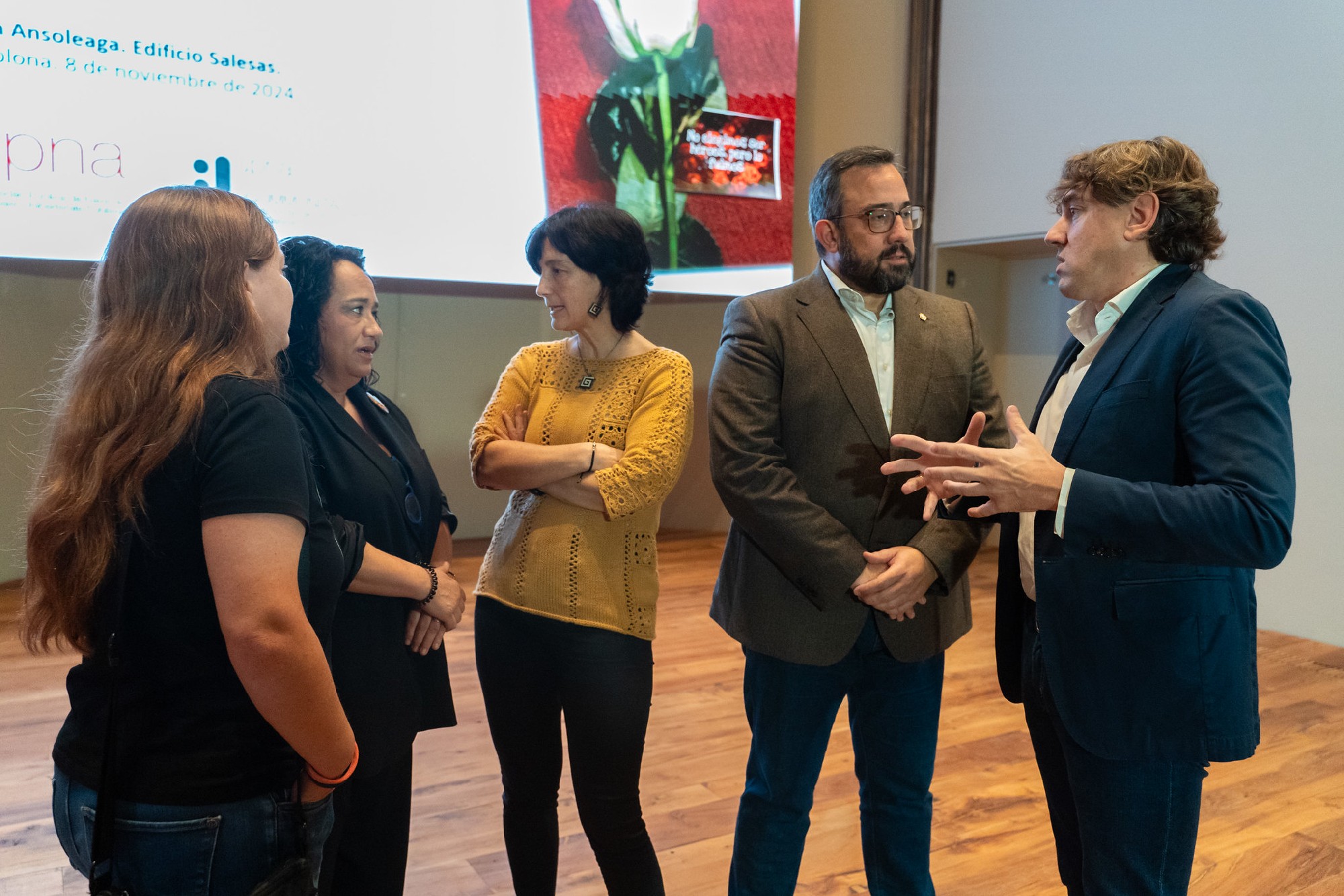 El Secretario General del PSE-EE, Eneko Andueza, junto a la diputada del PSOE en el Congreso por Gipuzkoa, Rafaela Romero, y la exparlamentaria y exsenadora vasca por el PSE-EE, Coral Rodríguez Fouz, en la jornada “i-Community. Violencia de persecución. vivencias y análisis de su impacto”| Foto: Socialistas Vascos