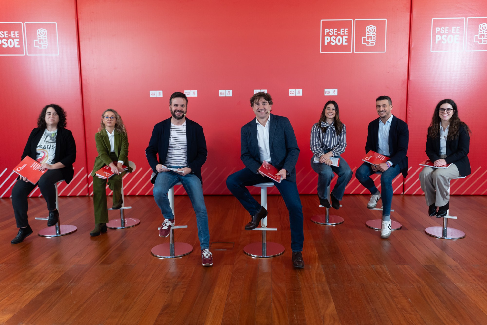 El Secretario General del PSE-EE, Eneko Andueza, junto al Secretario de Estudios y Programas, Pau Blasi, y todo el equipo que ha diseñado la Ponencia Política para el 10º Congreso del partido | Foto: Socialistas Vascos