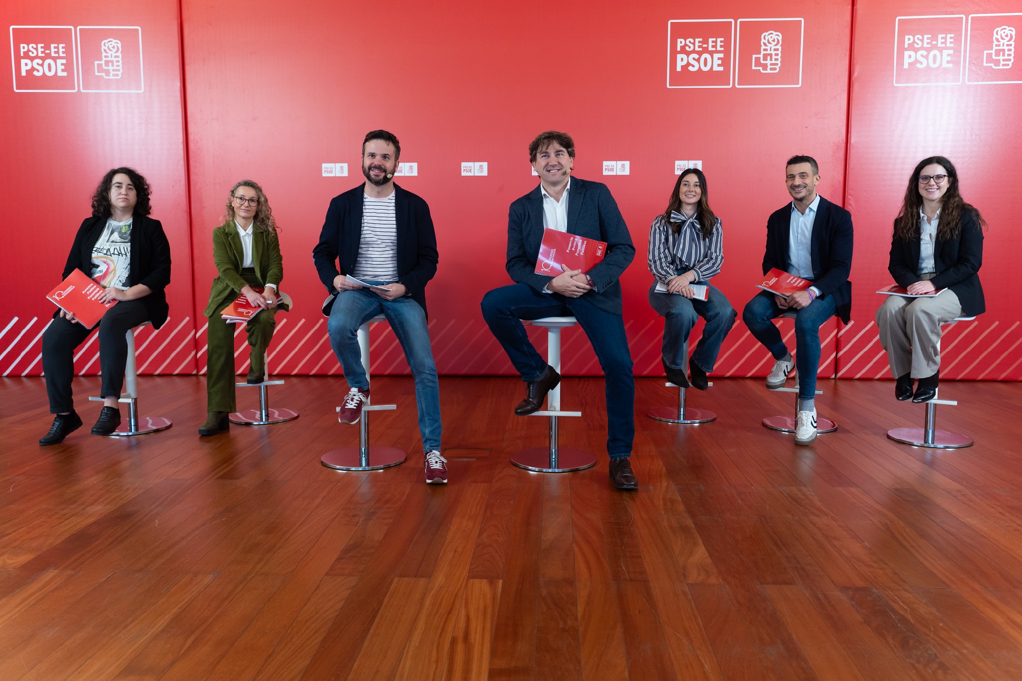 El Secretario General del PSE-EE, Eneko Andueza, junto al Secretario de Estudios y Programas, Pau Blasi, y todo el equipo que ha diseñado la Ponencia Política para el 10º Congreso del partido | Foto: Socialistas Vascos