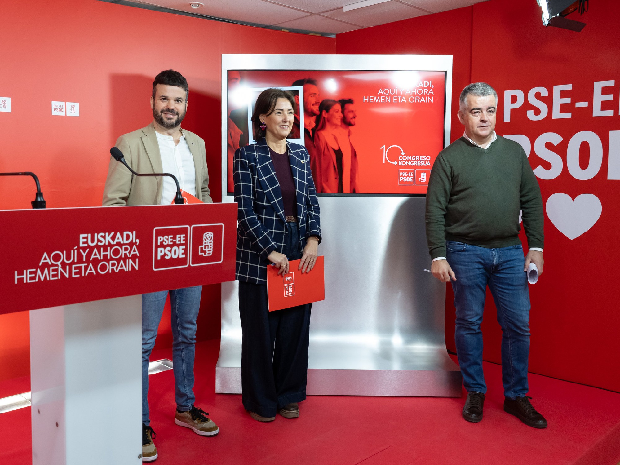 El Secretario de Organización del PSE-EE, Miguel Ángel Morales, la Secretaria de Política Institucional, Begoña Gil, y el Secretario de Estudios y Programas, Pau Blasi, en la presentación del 10º Congreso del partido | Foto: Socialistas Vascos