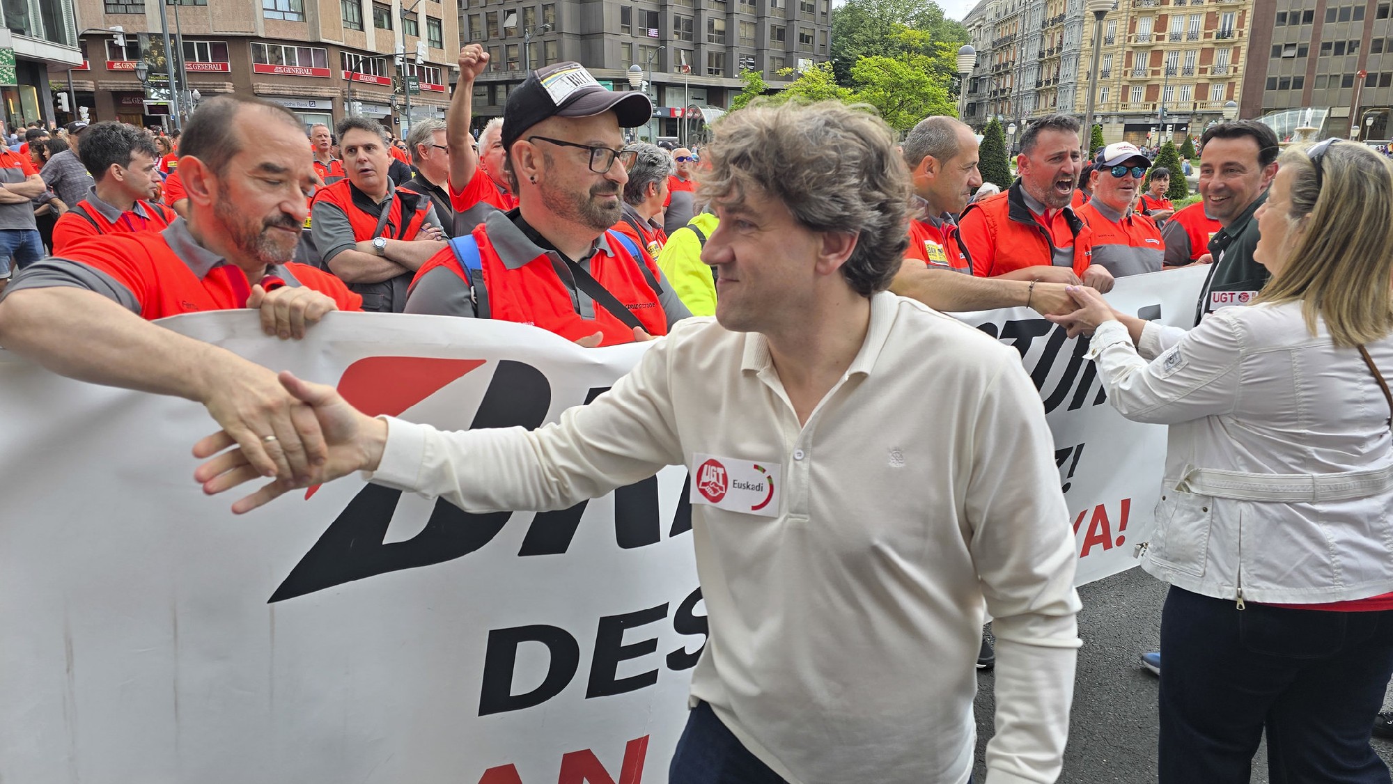 El Secretario General del PSE-EE, Eneko Andueza, saludando a los trabajadores de Bridgestone durante el transcurso de la manifestación del 1º de mayo | Foto: Socialistas Vascos