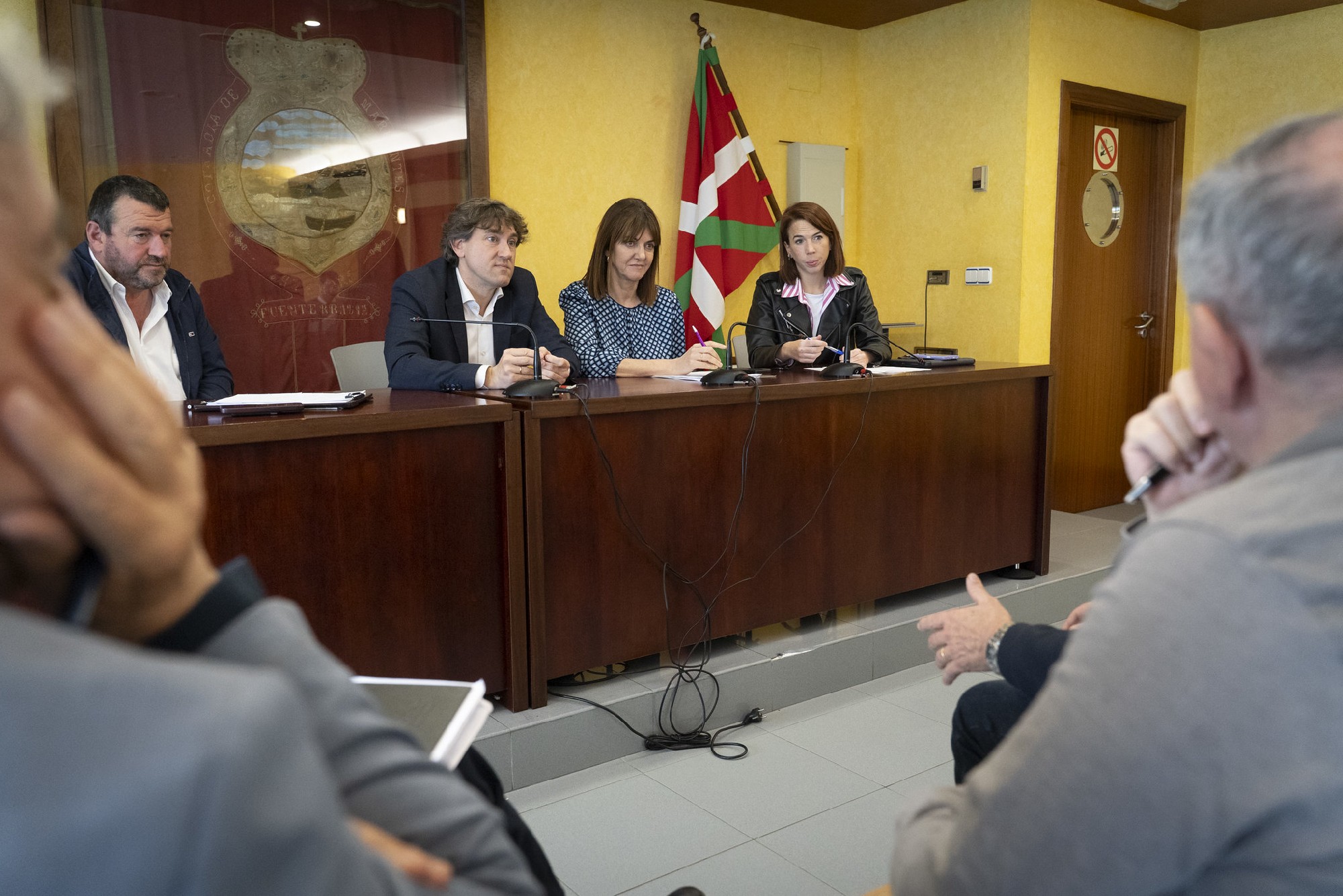 El Secretario General del PSE-EE, Eneko Andueza, acompañado por la eurodiputada Idoia Mendia y la senadora Paula Somalo, durante la reunión con una representación del sector pesquero vasco | Foto: Socialistas Vascos