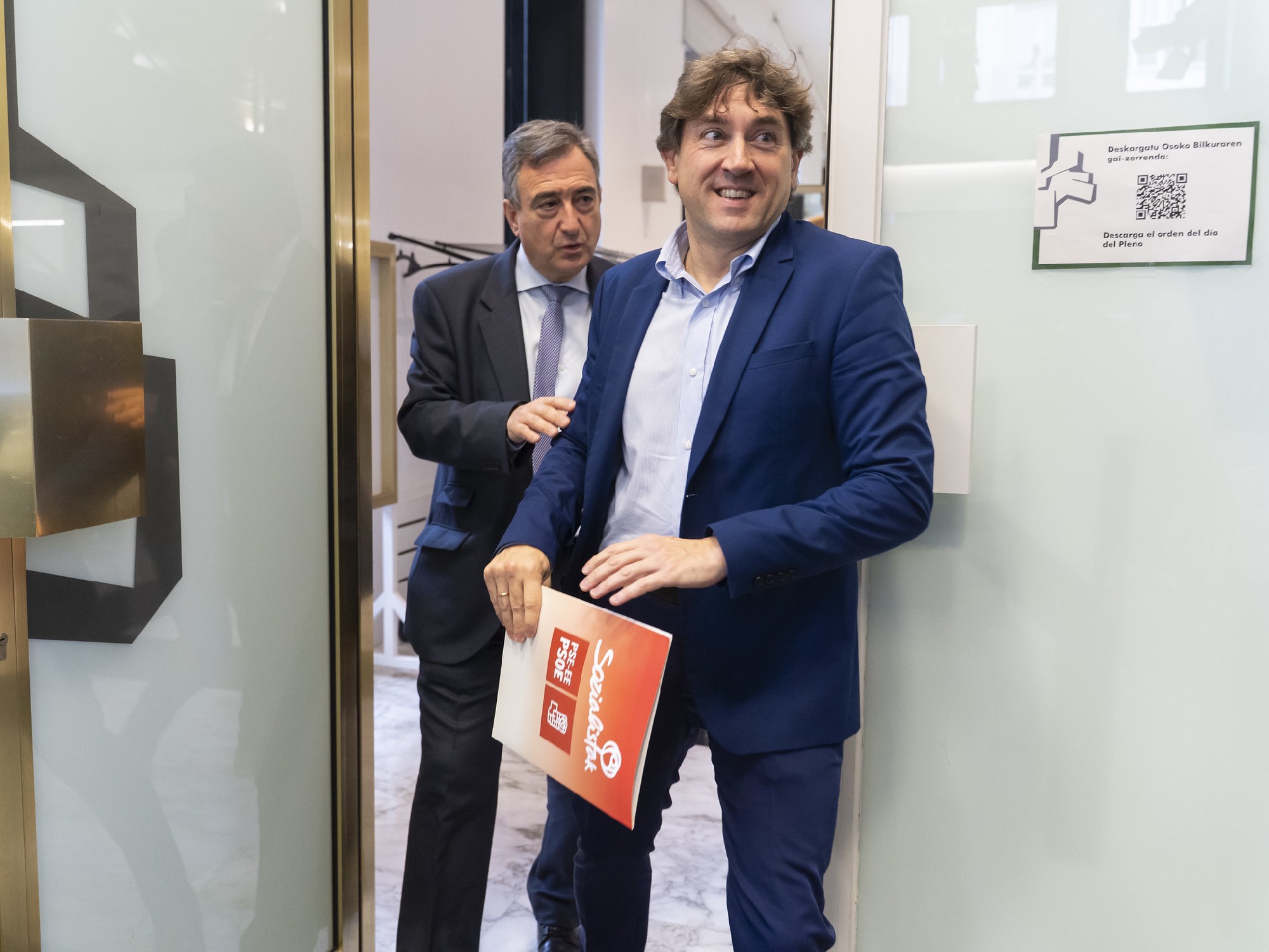 El Secretario General del PSE-EE, Eneko Andueza, junto al presidente del EBB del PNV, Aitor Esteban, en el Parlamento Vasco | Foto: Socialistas Vascos