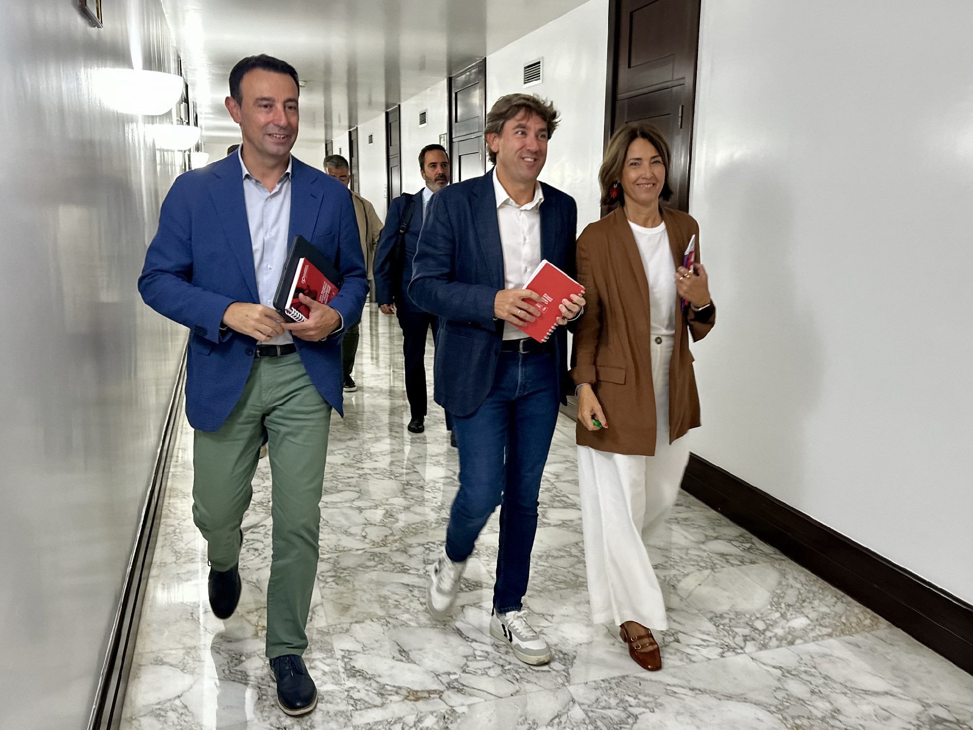 El Secretario General del PSE-EE, Eneko Andueza, antes de entrar a la reunión con el grupo parlamentario y los consejeros y las consejeras socialistas | Foto: Socialistas Vascos