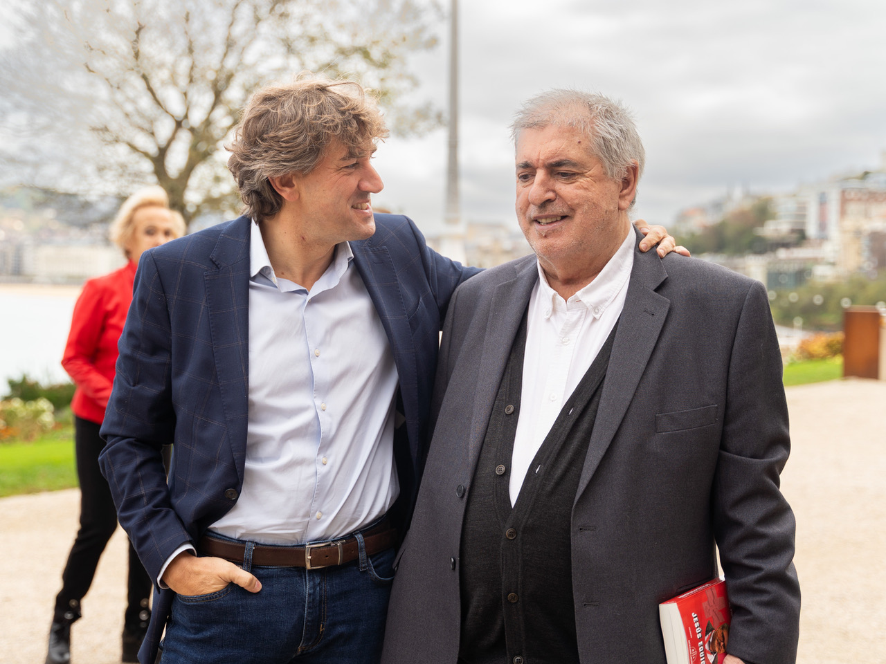 El Secretario General del PSE-EE, Eneko Andueza, junto a Jesús Eguiguren antes de la presentación del libro de este último titulado “Memorias Políticas. El infierno de la transición vasca. Reflexiones. El fin de ETA según ETA” | Foto: Socialistas Vascos