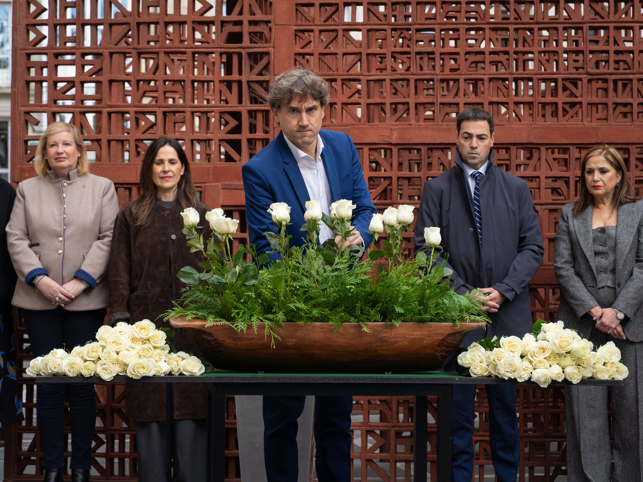 El Secretario General del PSE-EE, Eneko Andueza, en la ofrenda floral por el Día de la Memoria celebrada en el Parlamento Vasco | Foto: Socialistas Vascos