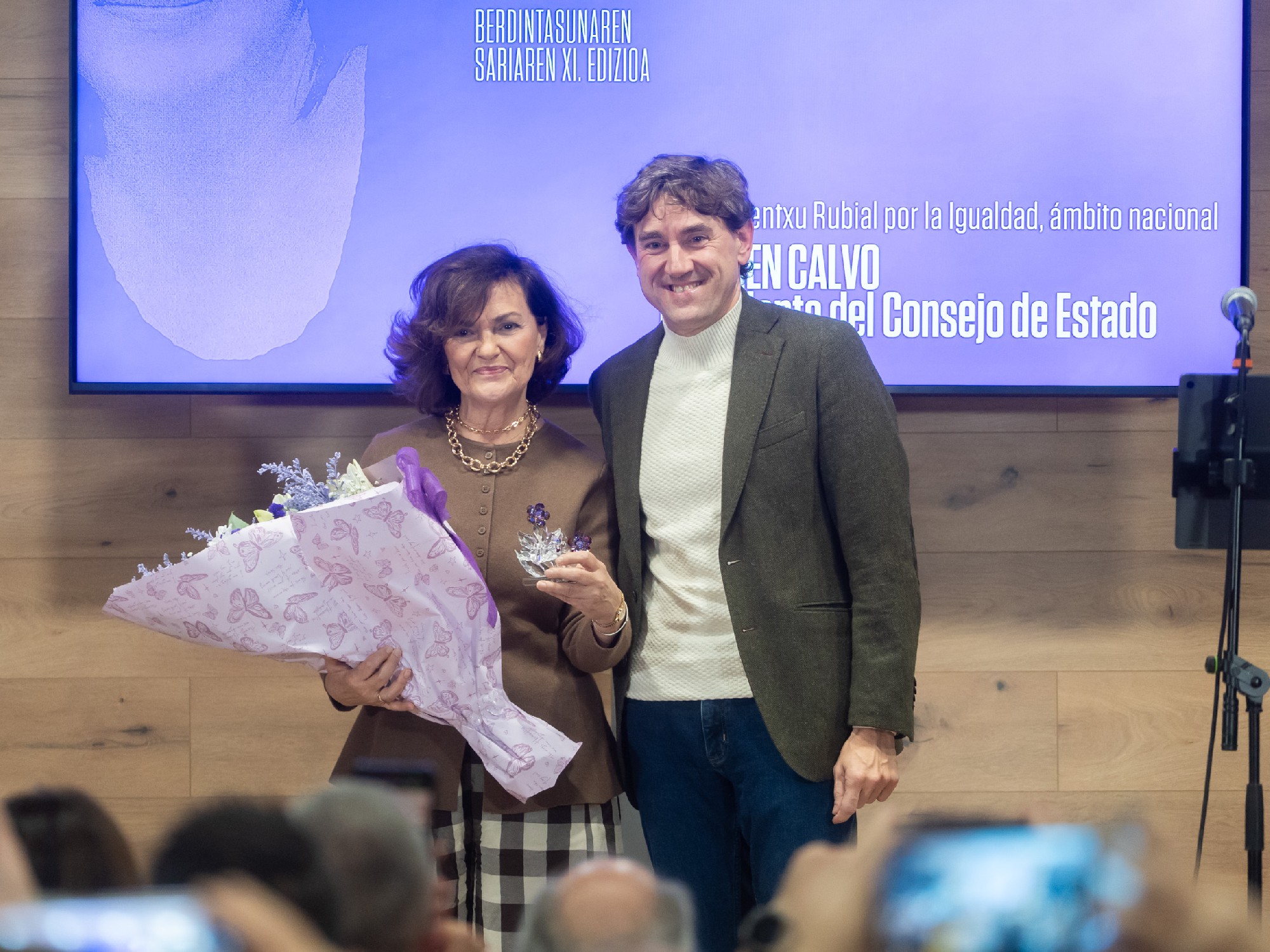 El Secretario General del PSE-EE, Eneko Andueza, otorgando el galardón a Carmen Calvo durante los Premios Lentxu Rubial | Foto: Socialistas Vascos