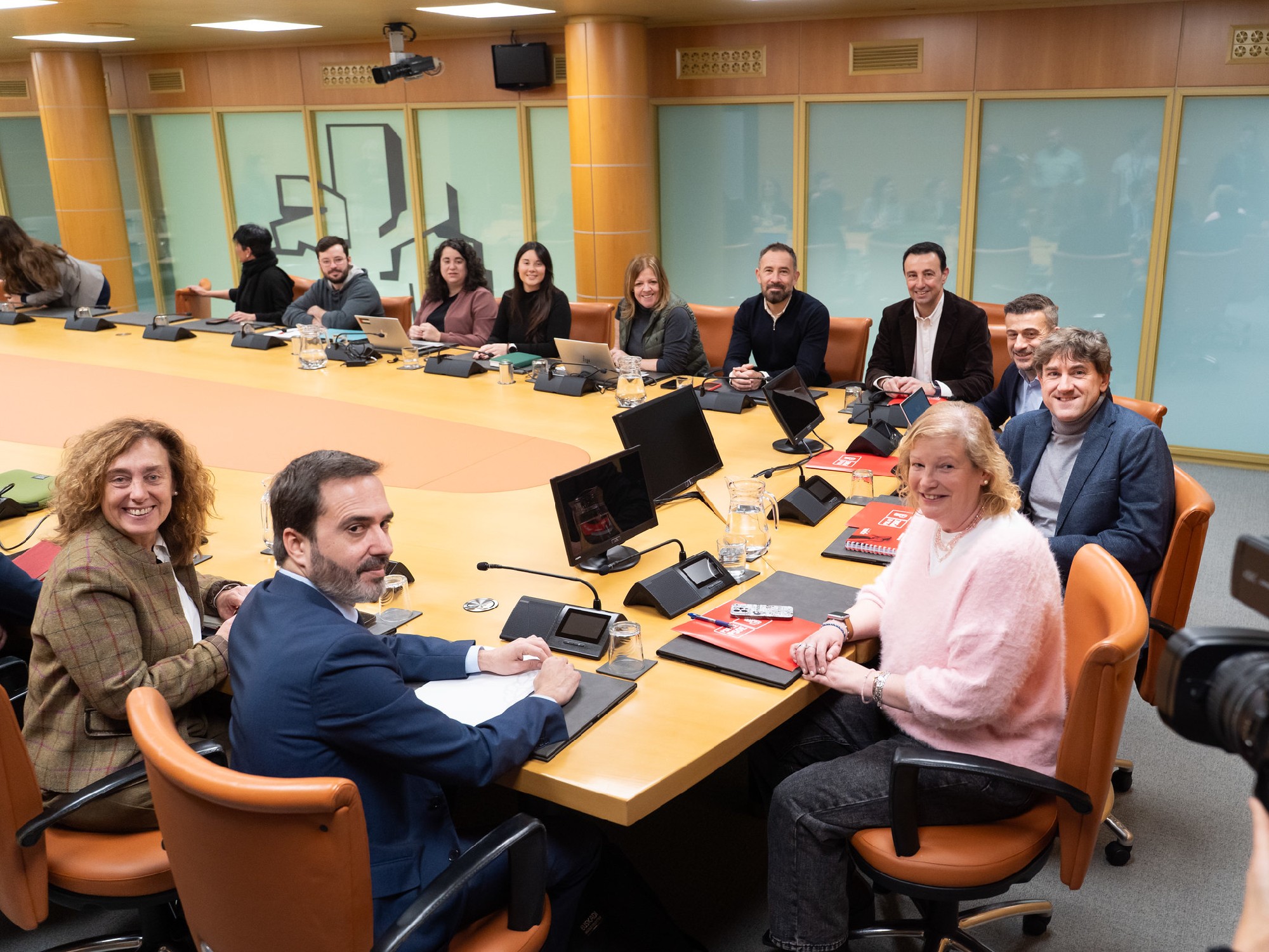 El Secretario General del PSE-EE, Eneko Andueza, durante la reuni&oacute;n mantenida con el grupo parlamentario y los consejeros y las consejeras socialistas | Foto: Socialistas Vascos