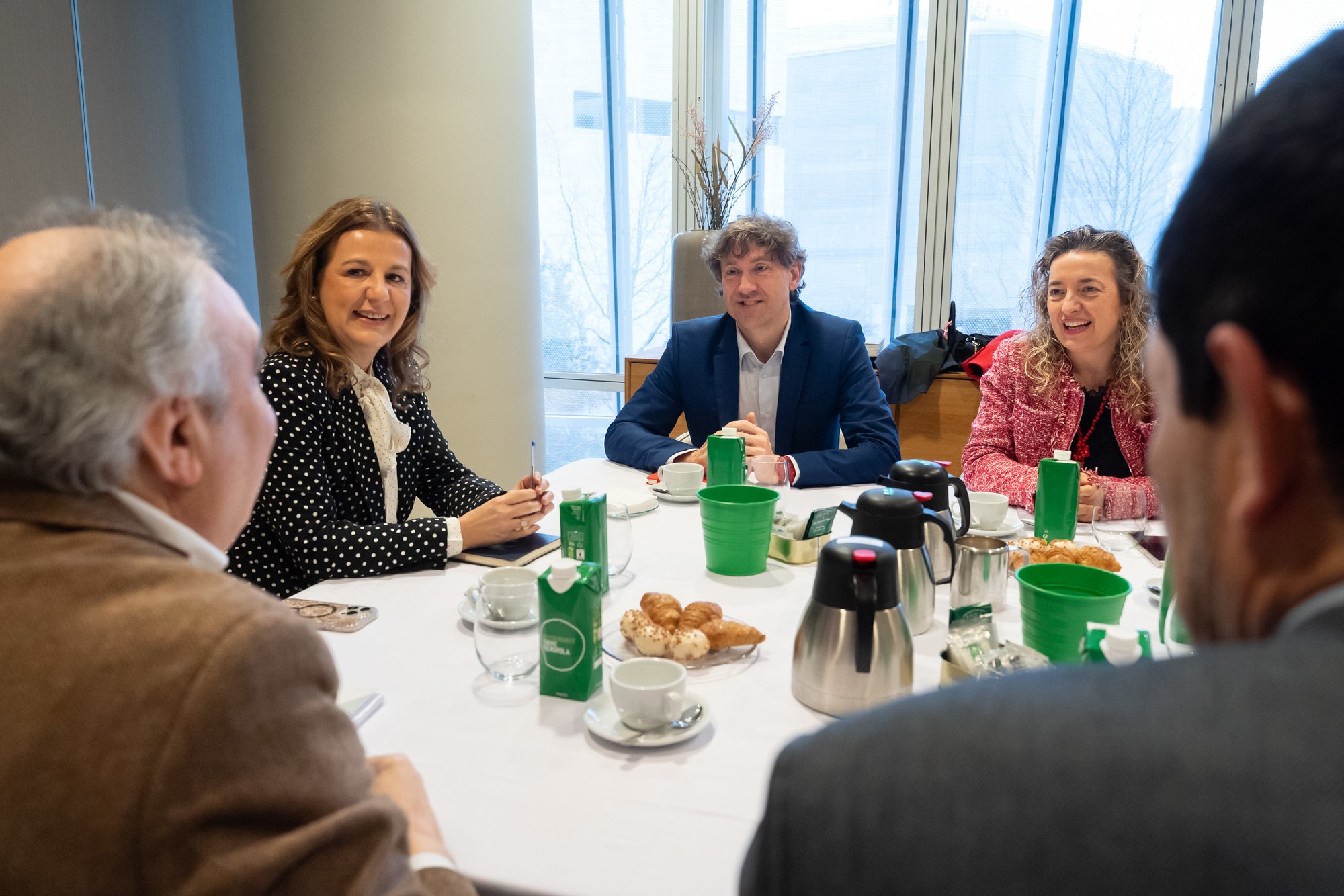   El Secretario General del PSE-EE, Eneko Andueza, acompa&ntilde;ado por la Secretaria de Industria del partido, Maider Lainez, en la reuni&oacute;n mantenida con la c&uacute;pula de Confebask | Foto: Socialistas Vascos 