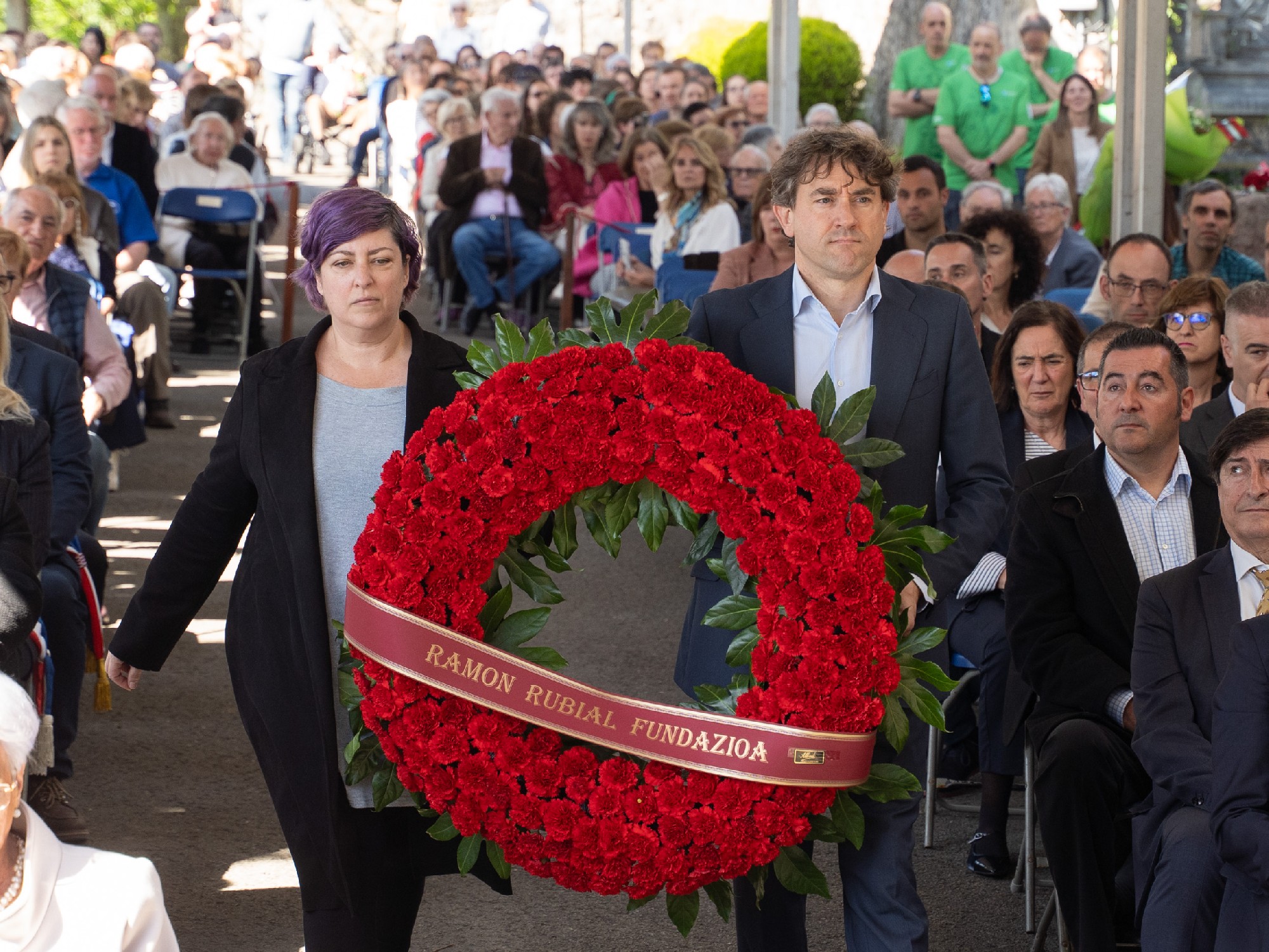 El Secretario General del PSE-EE, Eneko Andueza, junto a la presidenta de la Fundaci&oacute;n Ram&oacute;n Rubial, Eider Gardiazabal, en la conmemoraci&oacute;n del 89 aniversario del bombardeo de Gernika | Foto: Socialistas Vascos