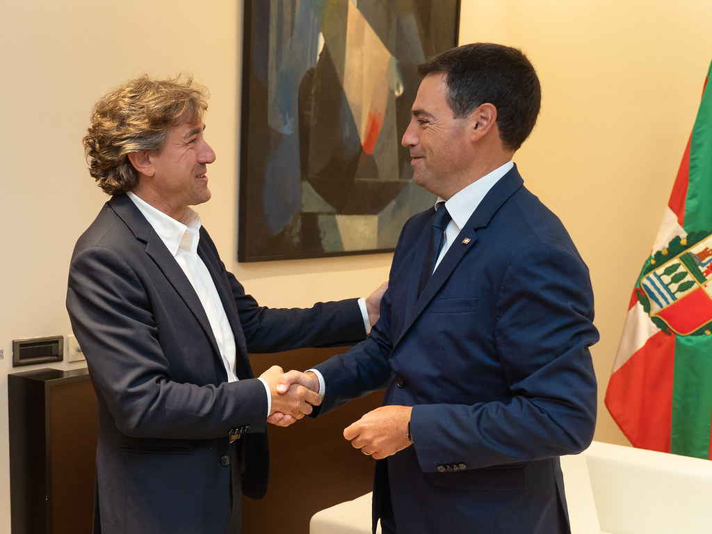 El Secretario General del PSE-EE, Eneko Andueza, saluda al lehendakari Imanol Pradales antes de la reuni&oacute;n mantenida en Ajuria Enea | Foto: Socialistas Vascos