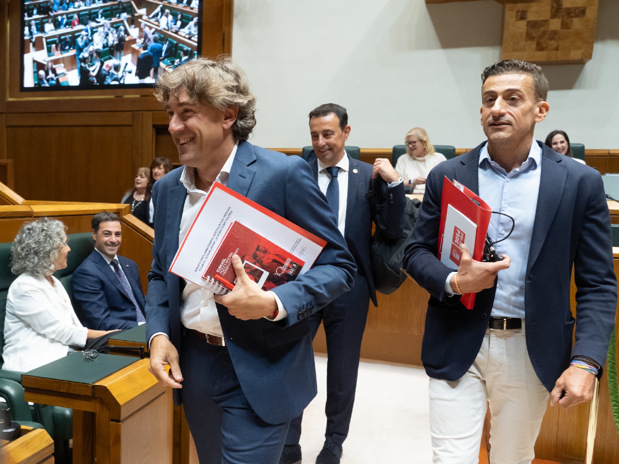 El Secretario General del PSE-EE, Eneko Andueza, entrando al pleno de Pol&iacute;tica General junto al vicelehendakari Mikel Torres y el Secretario General del Grupo Socialista en el Parlamento Vasco, Ekain Rico | Foto: Socialistas Vascos