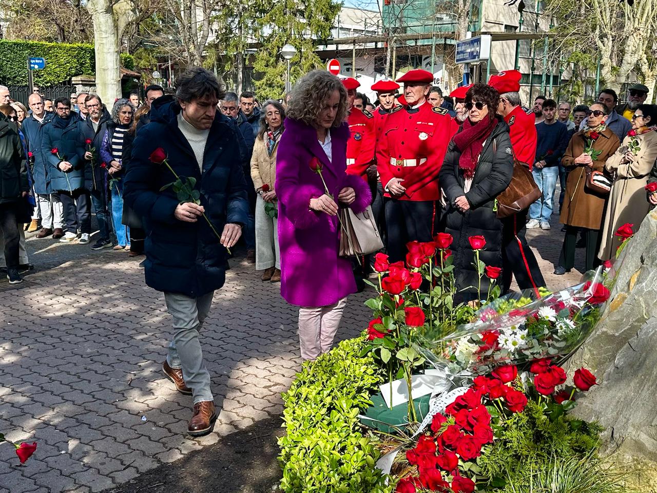 El Secretario General del PSE-EE, Eneko Andueza, en la ofrenda floral en recuerdo de Fernando Buesa y Jorge D&iacute;ez junto a la presidenta del partido, Cristina Gonz&aacute;lez | Foto: Socialistas Vascos