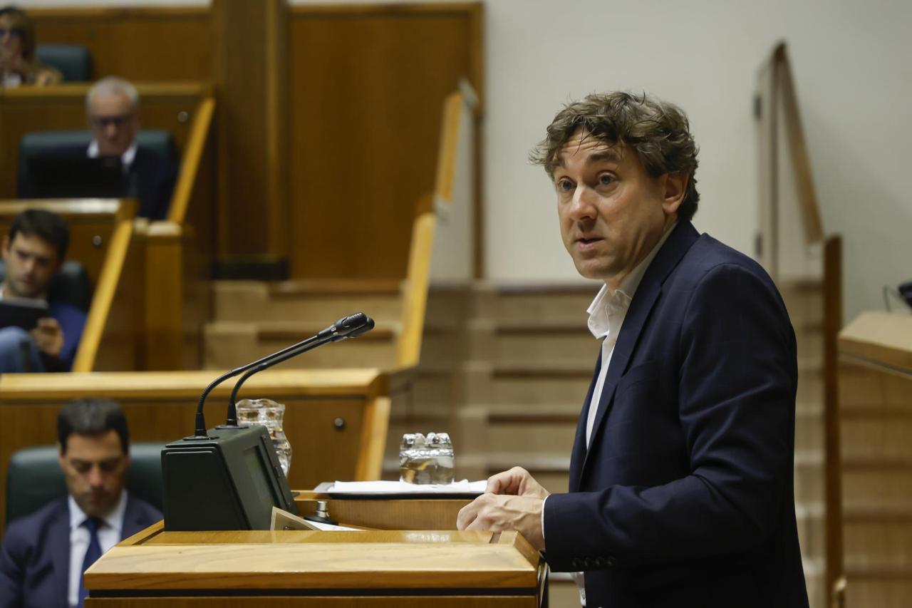 El Secretario General del PSE-EE, Eneko Andueza, durante la comparecencia en el Parlamento Vasco | Foto: Parlamento Vasco
