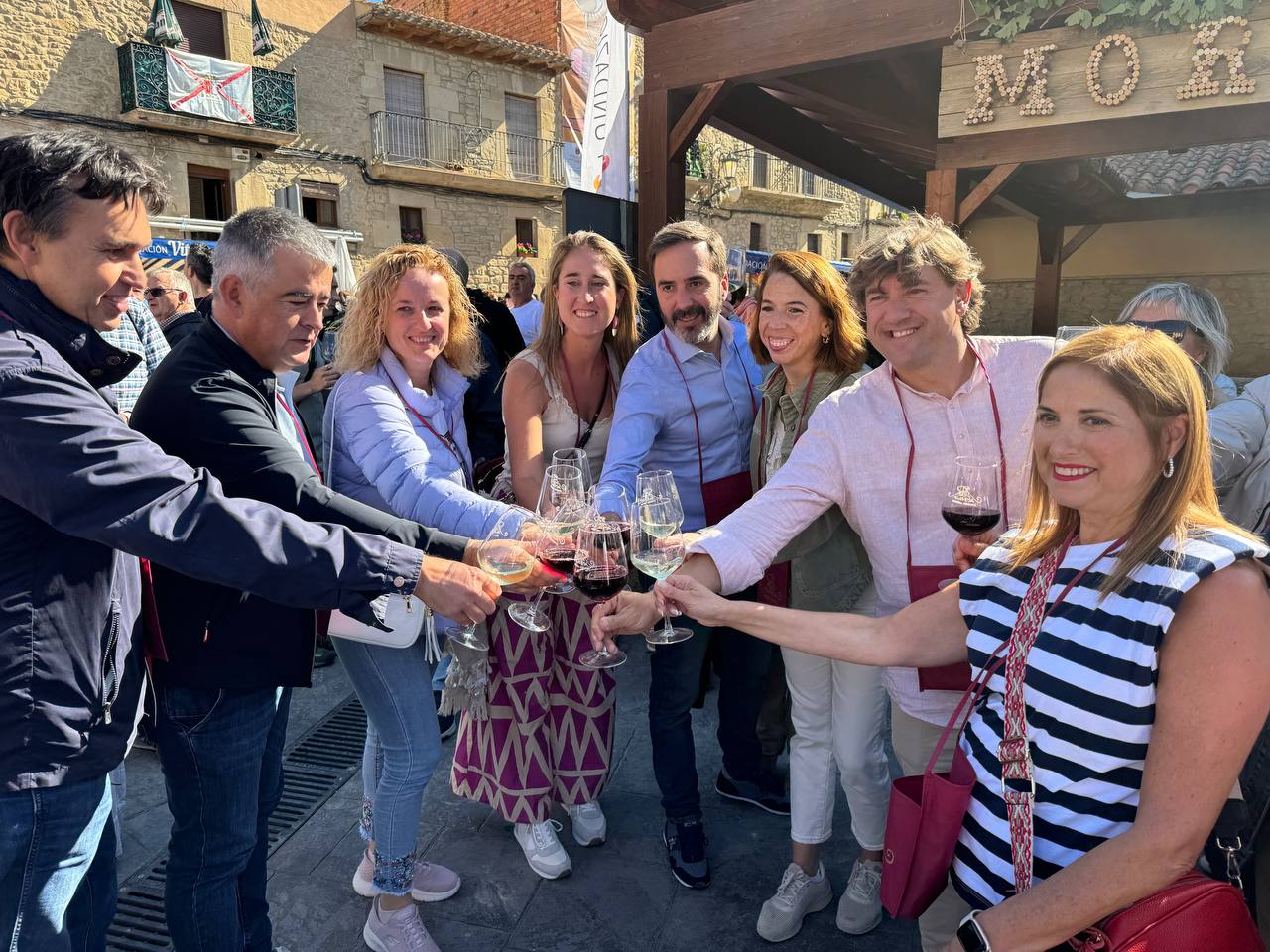 El Secretario General del PSE-EE, Eneko Andueza, junto a dirigentes y cargos socialistas en la Fiesta de la Vendimia celebrada en Moreda de Álava | Foto: Socialistas Vascos