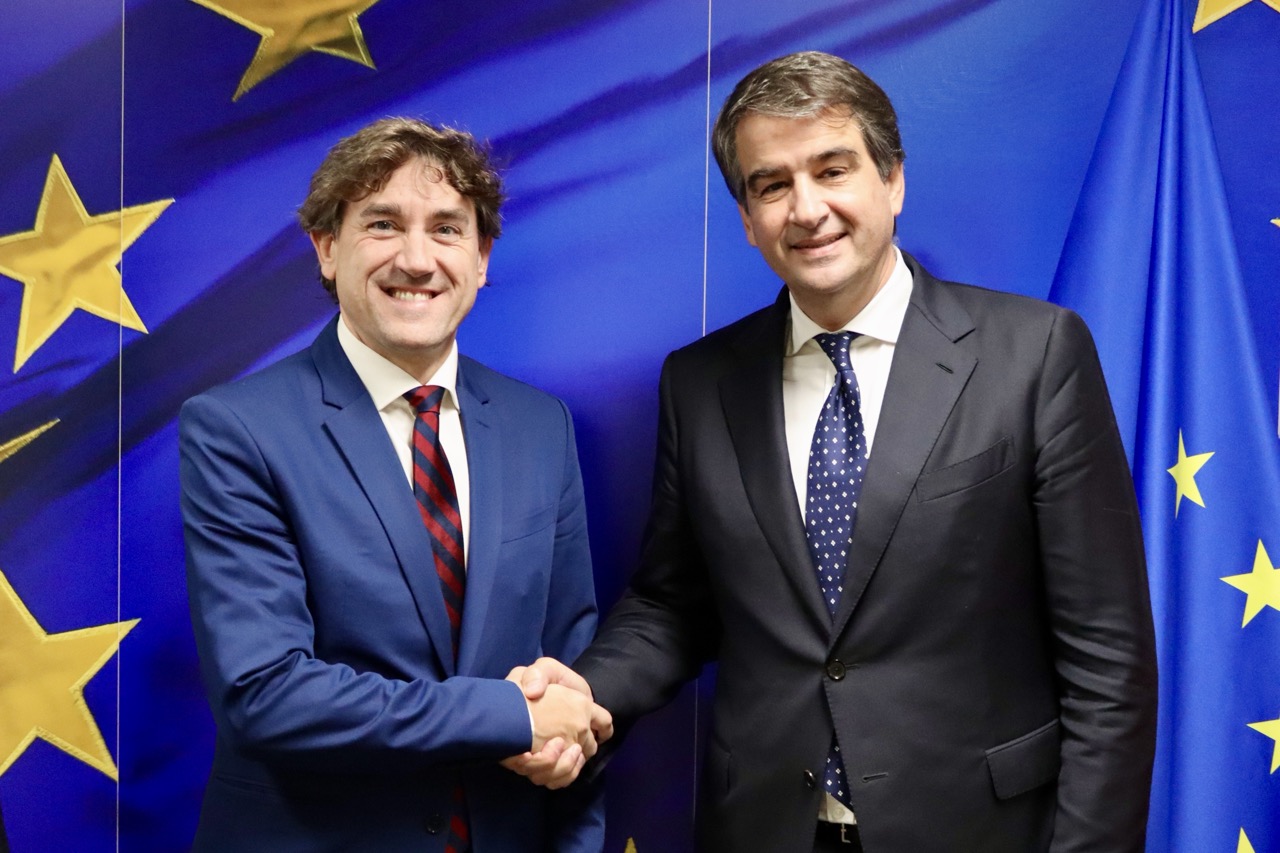 El Secretario General del PSE-EE, Eneko Andueza, saluda al vicepresidente de Cohesión y Reformas de la Comisión Europea, Raffaele Fitto, en la Comisión Europea en Bruselas | Foto: Socialistas Vascos.