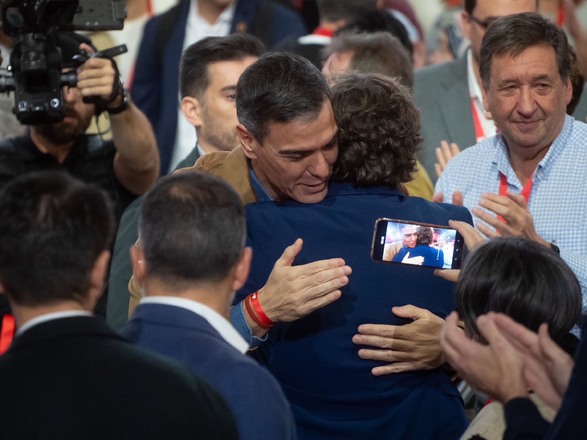 El Secretario General del PSE-EE, Eneko Andueza, saludando al presidente del Gobierno, Pedro Sánchez, durante el 41º Congreso del PSOE celebrado en Sevilla  | Foto: Socialistas Vascos 