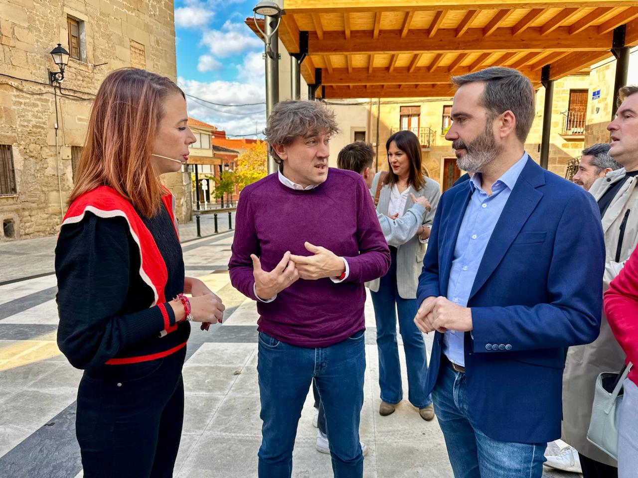 El Secretario General, Eneko Andueza, conversando en Oion con el Secretario General del PSE-EE de Álava, Javier Hurtado, y la Secretaria de Medio Rural del PSE-EE, Paula Somalo | Foto: Socialistas Vascos